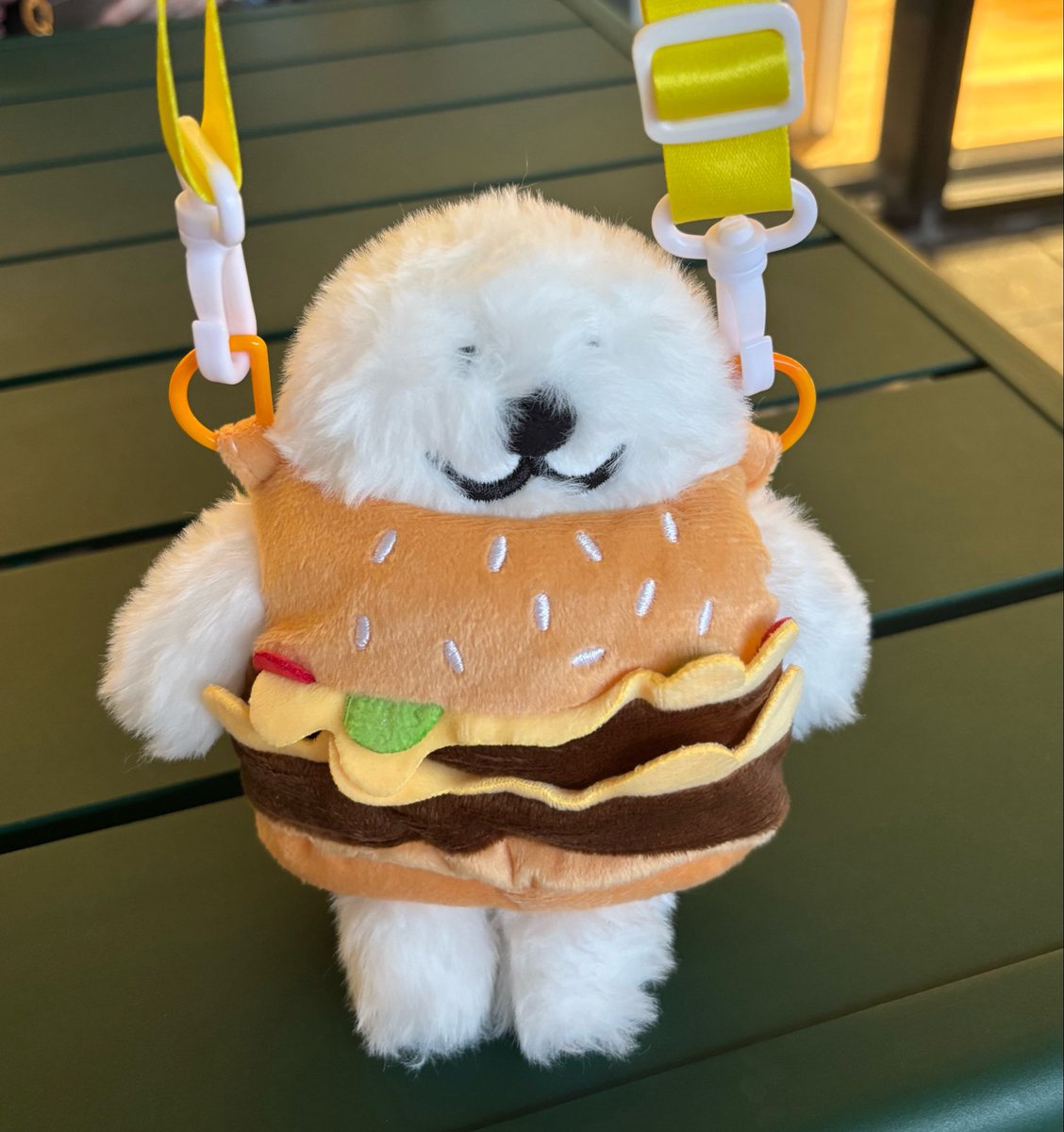 fuwawa_white's tweet photo. バーガー衣装
 #あざらしみたいな人間 https://t.co/vCV6FFKm2P