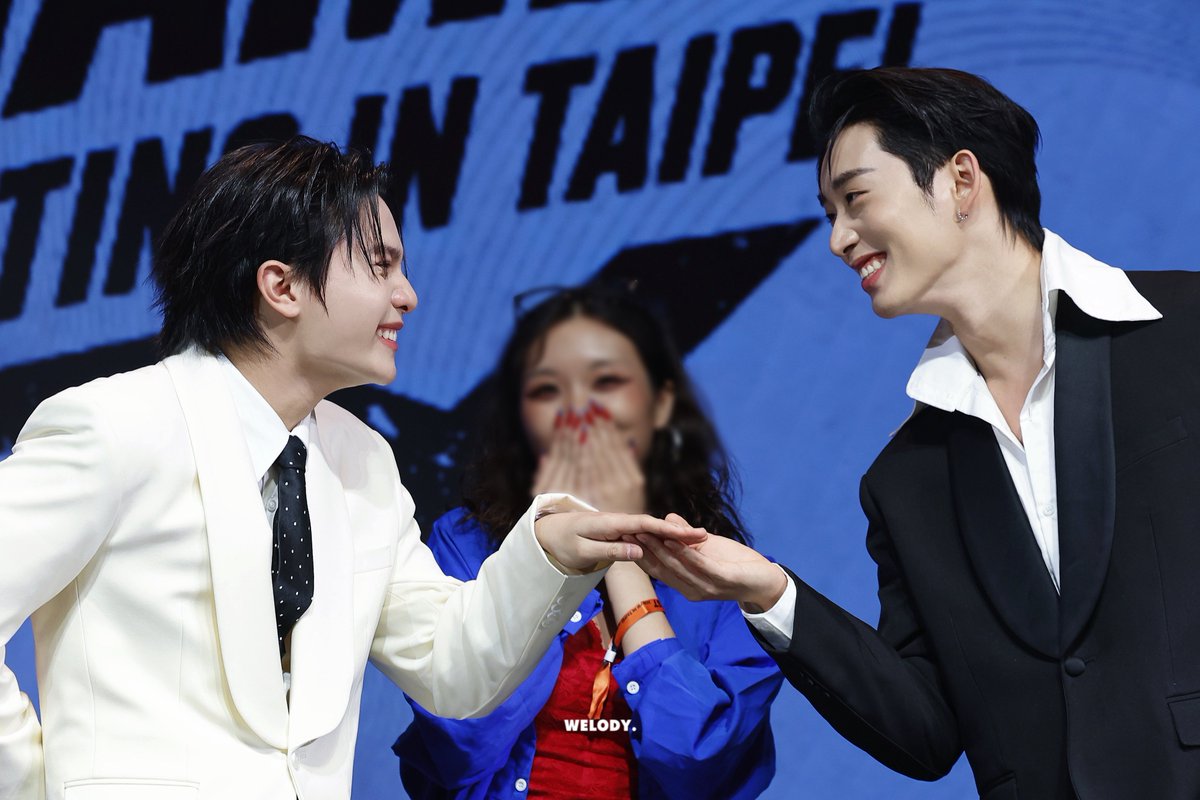 valcrazyforWE's tweet photo. THEY ARE SO SHY IN THIS PIC 😂😂😭😭
they are so cute together

#WilliamEstFMTaipei2026 #WilliamEst
cr: _welody https://t.co/18yrbjBSqM