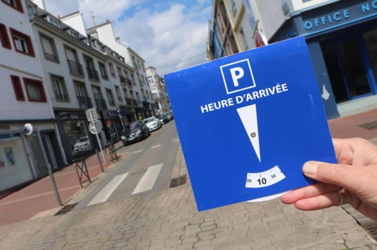 VirusWar's tweet photo. Difficile de faire un design prêtant autant à confusion que le disque bleu et aucun document ne précise comment l'utiliser, pas même cet article. 
La personne est arrivée à 9h25 (gauche fenêtre)  ou 10h10 (centre flèche blanche) ???
https://t.co/0j5Uy5G9xH https://t.co/R3wvWKhVUc