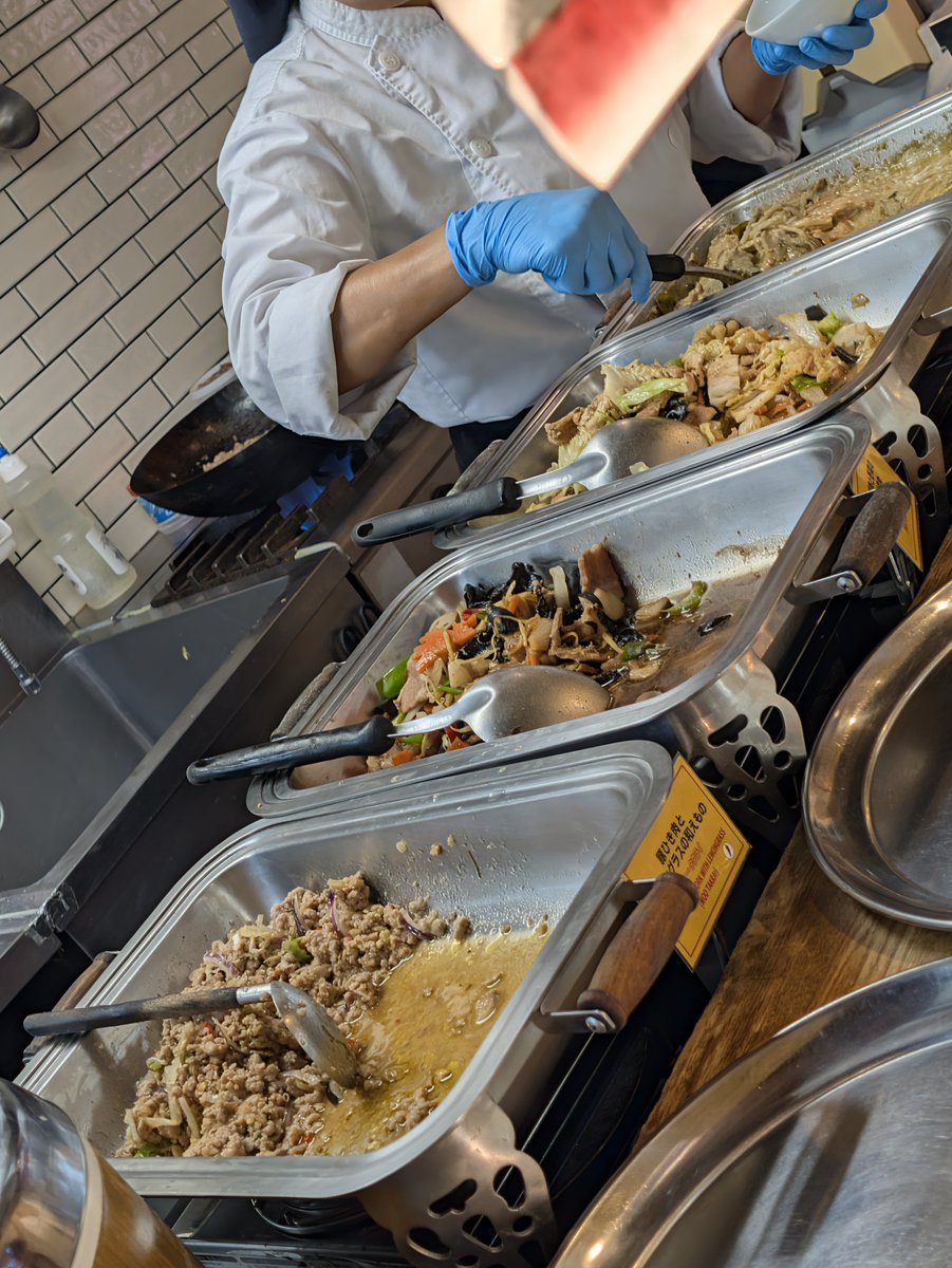 TomoNextstage's tweet photo. 銀座ファイブB1の「ティーヌン」でランチ🇹🇭

4種類のおかずから2品選べるカオゲン風セット。
今回は「豚ひき肉とレモングラスの和えもの」と「鶏肉とナスのグリーンカレー」を選んで、カイダーオも追加🍳

酸味のある料理が好きなので、レモングラス系があるとつい選んでしまう。
スープ付きで、銀座駅直結なのも使いやすいです。

#タイ料理 #銀座 #ティーヌン #タイ料理好き　#東京でタイを探す