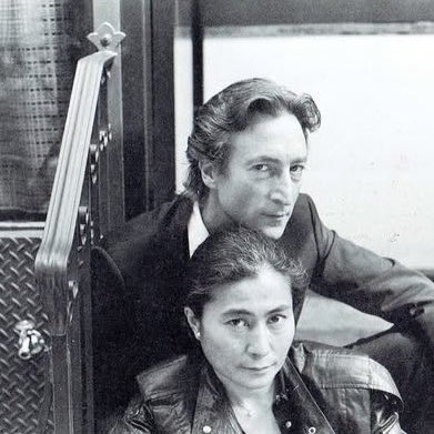 historyrock_'s tweet photo. In 1980, German photographer Lilo Raymond captured John Lennon and Yoko Ono during their daily stroll through the streets of Manhattan. It wasn’t a studio shoot or a special event, they were simply two people walking through their city, completely unaware of what was to come.

Those images show the couple in their simplest routine, far removed from the global icon Lennon had become after The Beatles’ breakup. At that time, John was enjoying a period of relative family calm, devoted to his son Sean and preparing his return to music with the album Double Fantasy, which would be released just weeks later.

Exactly 100 days later, on December 8, 1980, Lennon would be murdered outside the Dakota building, his home in Manhattan.