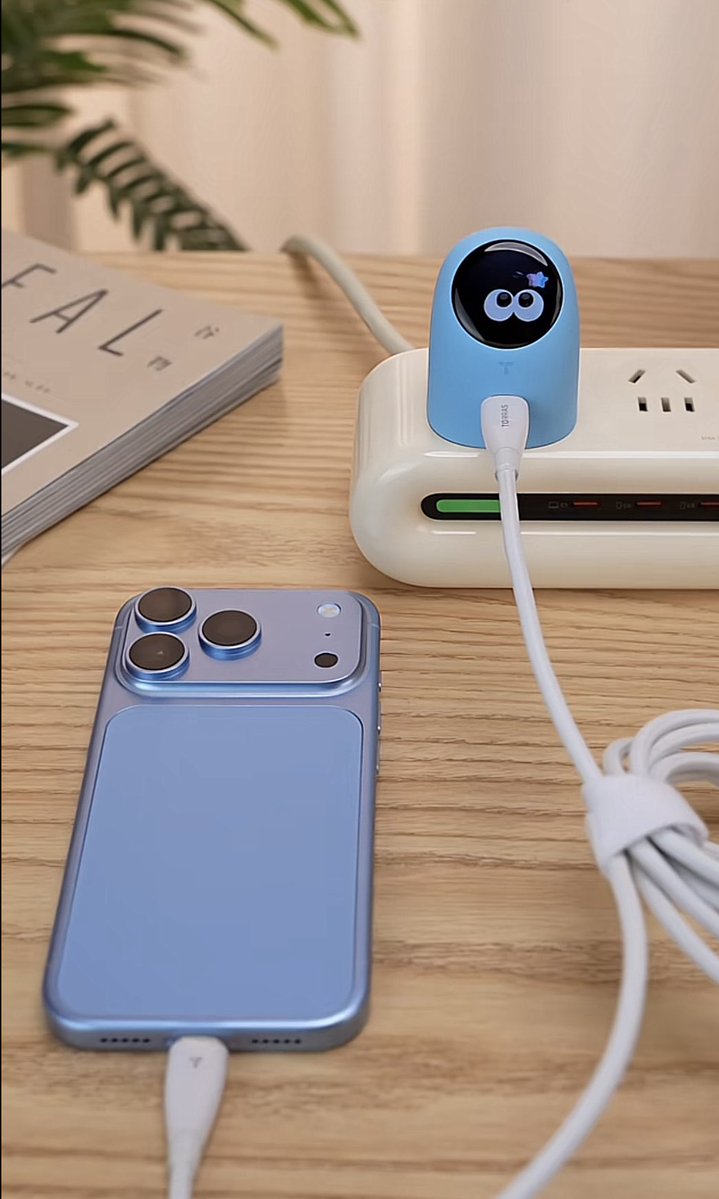 Re90F's tweet photo. new iPhone 18 design charger
Ik this isn’t real but i want it so bad😭 https://t.co/FCfAAddP2y