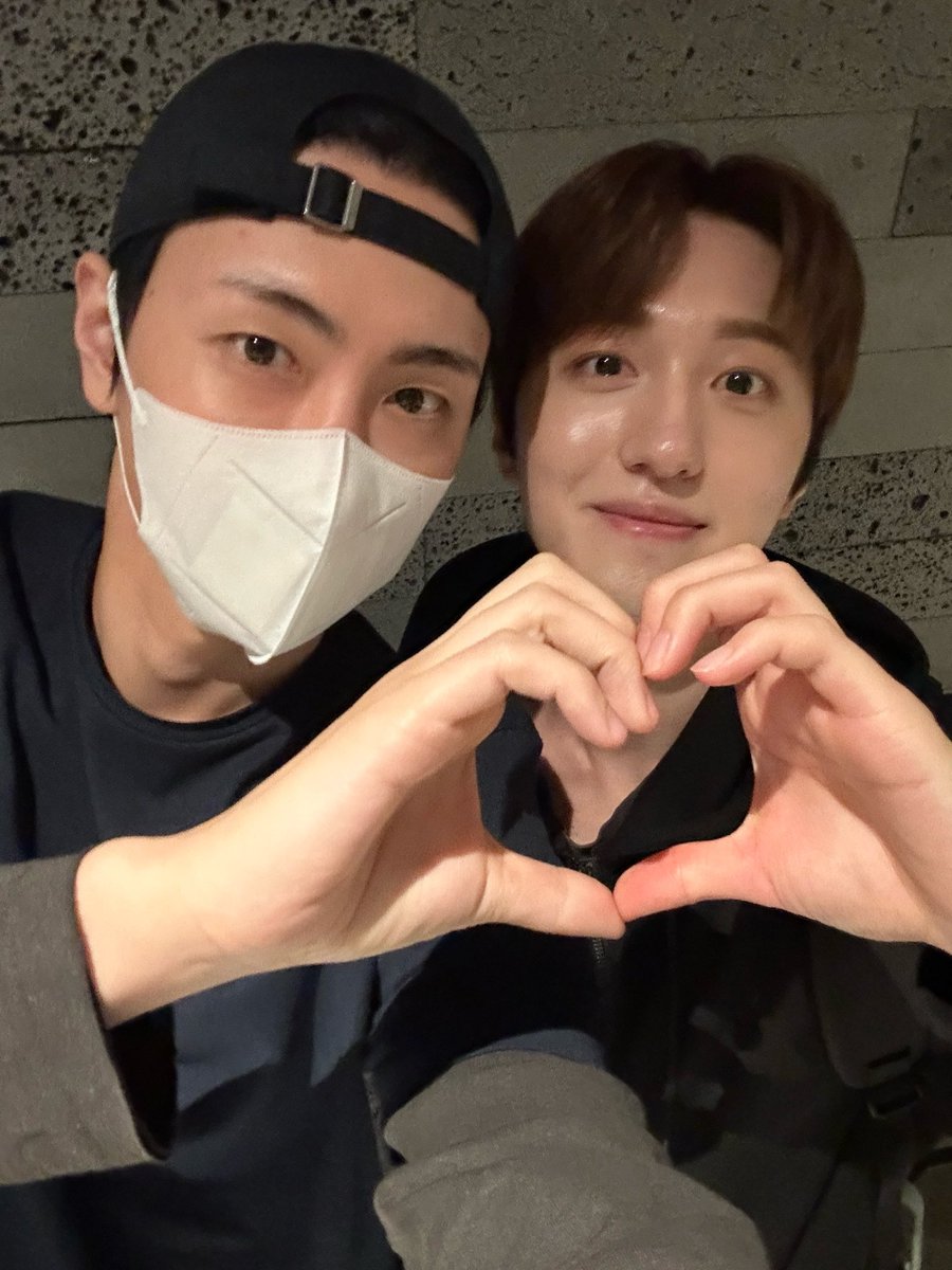 SF9official's tweet photo. 찬자님 보고왔습니다...^^
그가 하트도 해줬어요...^^
무대를 너무 찢고다니길래
무대감독님 걱정이 좀 됐습니다..^^

#SF9 #JAEYOON https://t.co/tM0OF15TzW