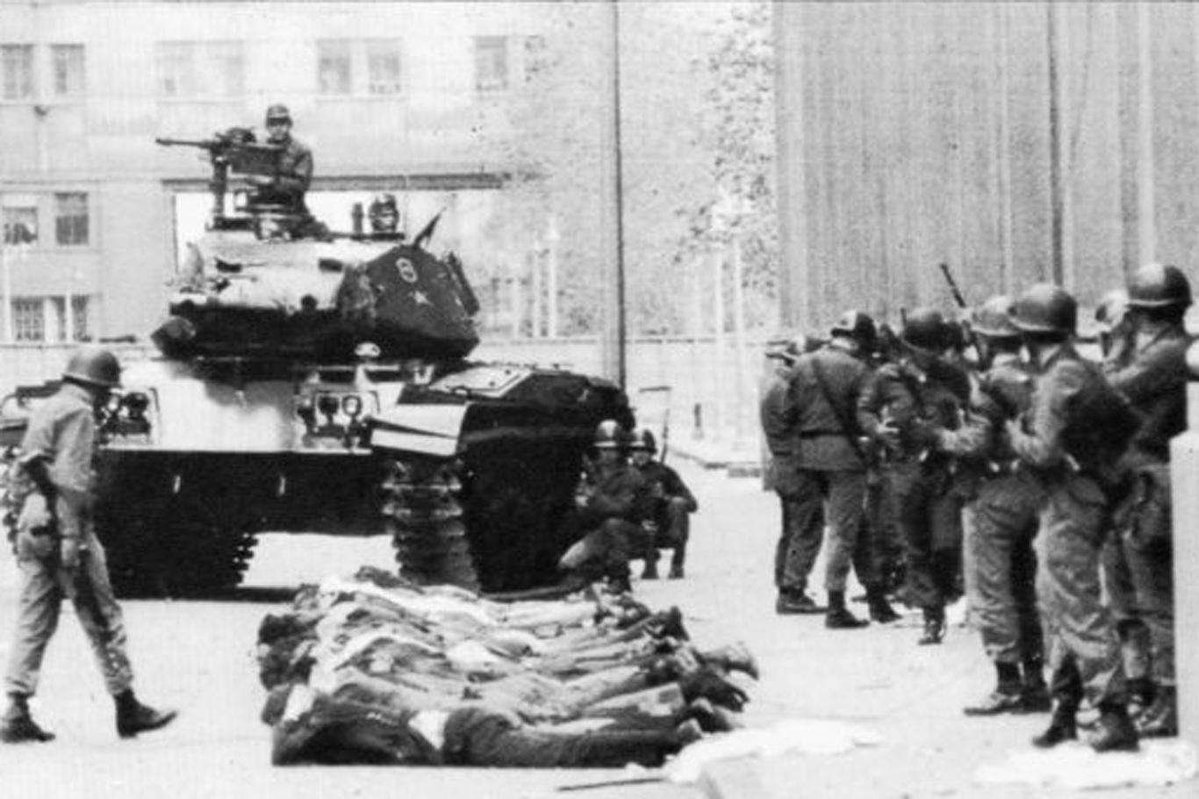 veliagbaba's tweet photo. Bugün, halkın iradesini tanklarla susturmaya çalışan, binlerce insanın işkenceden geçtiği, hayatlarının karartıldığı utanç gününün yıldönümü.

Bir milyon 683 bin kişinin fişlendiği, 
650 bin kişinin gözaltına alındığı, 
230 bin kişinin yargılandığı ve 517 kişiye idam cezasının verildiği #12Eylül, yalnızca bir #darbe değil, bir neslin geleceğinin çalındığı, adaletin ve demokrasinin yok sayıldığı karanlık bir dönemin adıdır.

Unutmadık, affetmeyeceğiz!
#12Eylül1980
#DarbeyeHayır