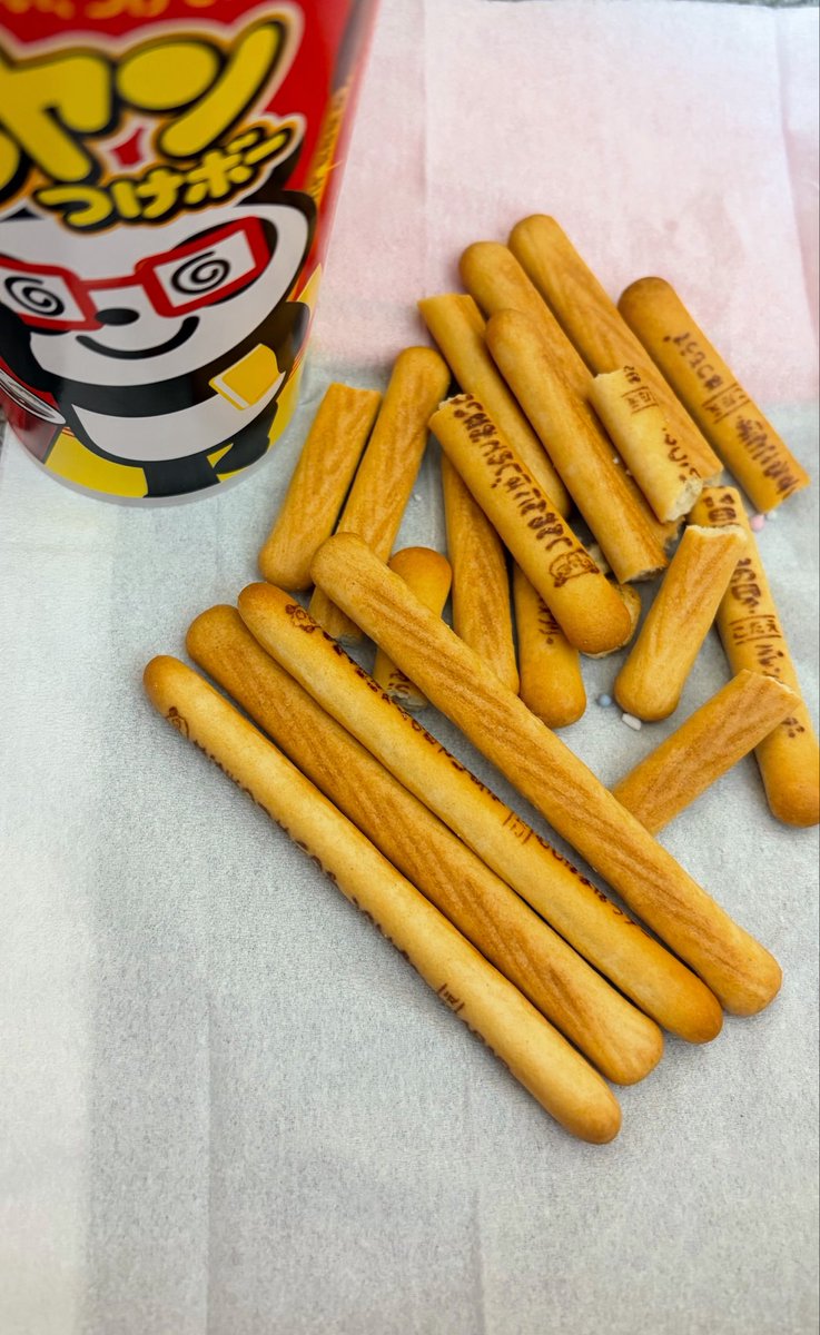 12np_kg08's tweet photo. ねぇ1本食べながら気づいたけど、
これってなんでこうなるの？
コンビニで買って普通に歩いて持って帰ってきたし落としてもいない
これひっくり返して出した
なんか損した気分(T ^ T)
たべるけど。。。
かなしいな
ヤンヤンつけボーすきなのに、 https://t.co/aA30dF1dES