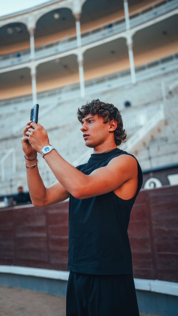 kikotonelli's tweet photo. EXCUSE ME??? THAT BICEP????? https://t.co/pivdEWKbbW