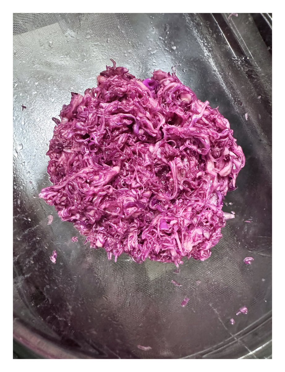 seramunsuki's tweet photo. 紫キャベツラペ

テンション上がる綺麗な紫色😊
茄子も紫玉ねぎも食べないので
食べられる紫色はおそらく
紫キャベツだけ😂
いつもは太めの千切りにしますが
今回はサボってスライサー使いました。
これも止まらないので
すぐになくなります😥

#紫キャベツ
#ラペ
#思ってたより見た目グロくてごめん https://t.co/UXlwxqZbSD