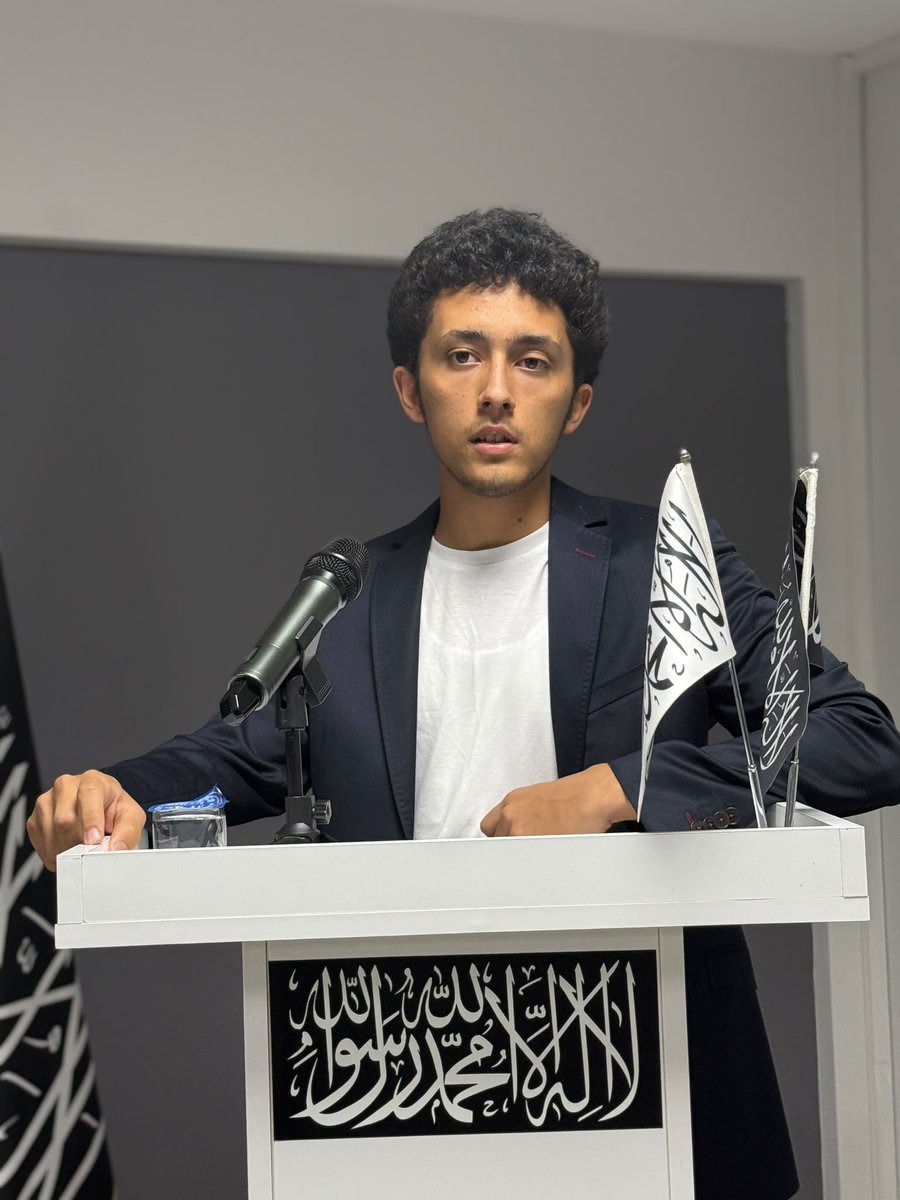kdgenclik's tweet photo. Köklü Değişim Aydın Temsilciliği olarak gerçekleştirdiğimiz “Sınav mı, Şahsiyet mi?” başlıklı panelimiz, Harun Yıldırım’ın sunumuyla başladı. Ardından Kur’ân-ı Kerîm tilaveti gerçekleştirildi.

Program konuğumuz Muhammed Aydın, eğitim sisteminin insanı sadece sınav başarısı ve diploma üzerinden değerlendirmesinin ortaya çıkardığı sorunlara dikkat çekti.

Bugün sınavlarda derece yapan bir öğrencinin, ilerleyen yıllarda faizle iş yapan, tefecilik yapan, yalan söyleyen veya toplumun meselelerine karşı duyarsız bir insan olabilmesi ne yazık ki mümkündür. Çünkü mevcut eğitim sistemi, insanın şahsiyetini ve Allah ile olan bağını merkeze alan bir eğitim anlayışına sahip değildir.

Diğer taraftan kapitalist nizamda asgari ücretle geçinmeye çalışan bir ailenin, çocuğuna kaliteli bir eğitim imkânı sunabilmesi dahi ciddi bir ekonomik mücadele hâline gelmiştir.

Oysa İslâm’ın eğitim anlayışı; sadece başarılı bireyler değil, Allah’ın hükümlerini bilen, helal ve haram ölçüsüne göre yaşayan, güzel ahlâk sahibi ve sorumluluk bilinci taşıyan şahsiyetler yetiştirmeyi hedefler.

Dolayısıyla mesele yalnızca sınav sistemini veya müfredatı değiştirmek değildir. Mesele, insanı ve toplumu şekillendiren nizam meselesidir.

Kapitalist nizamın ürettiği problemlere yine kapitalist anlayış içerisinden çözüm aramak yerine, hayatın her alanını Allah’ın hükümleriyle düzenleyen İslâm nizamının yeniden hayata hâkim olması gerekir.

Çünkü gerçek başarı; sadece sınavı kazanmak değil, Allah’ın razı olacağı bir şahsiyet inşa etmektir.

Sınavı kazanan değil, şahsiyetini kazanan nesiller için… İslâmî eğitim, onun içinde İslâmî nizam!

Panel, soru–cevap bölümünün ardından sona erdi. Programımıza katılım sağlayan tüm misafirlerimize teşekkür ediyor, Rabbizin kendilerinden razı olmasını diliyoruz.

#GeleceğimizİslamiEğitimde
#ŞahsiyetliNesil