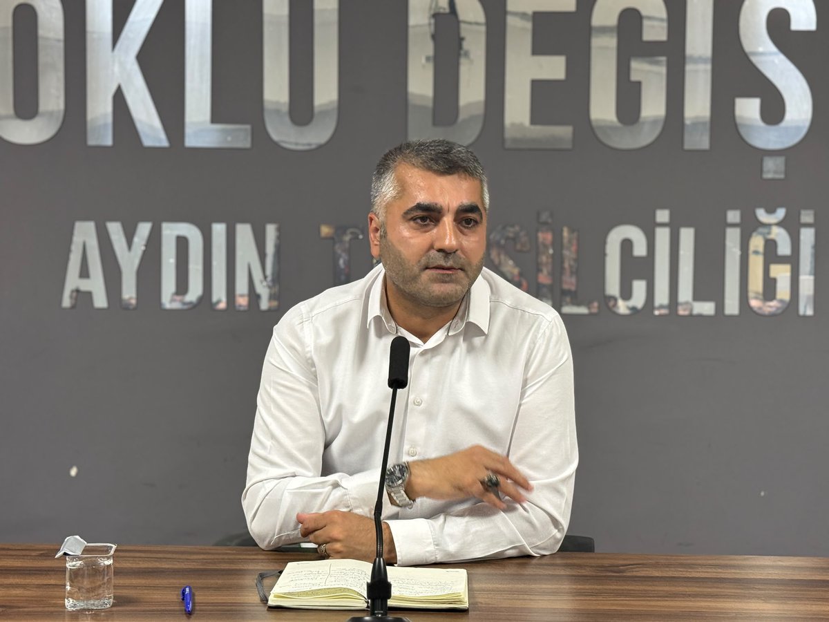 kdgenclik's tweet photo. Köklü Değişim Aydın Temsilciliği olarak gerçekleştirdiğimiz “Sınav mı, Şahsiyet mi?” başlıklı panelimiz, Harun Yıldırım’ın sunumuyla başladı. Ardından Kur’ân-ı Kerîm tilaveti gerçekleştirildi.

Program konuğumuz Muhammed Aydın, eğitim sisteminin insanı sadece sınav başarısı ve diploma üzerinden değerlendirmesinin ortaya çıkardığı sorunlara dikkat çekti.

Bugün sınavlarda derece yapan bir öğrencinin, ilerleyen yıllarda faizle iş yapan, tefecilik yapan, yalan söyleyen veya toplumun meselelerine karşı duyarsız bir insan olabilmesi ne yazık ki mümkündür. Çünkü mevcut eğitim sistemi, insanın şahsiyetini ve Allah ile olan bağını merkeze alan bir eğitim anlayışına sahip değildir.

Diğer taraftan kapitalist nizamda asgari ücretle geçinmeye çalışan bir ailenin, çocuğuna kaliteli bir eğitim imkânı sunabilmesi dahi ciddi bir ekonomik mücadele hâline gelmiştir.

Oysa İslâm’ın eğitim anlayışı; sadece başarılı bireyler değil, Allah’ın hükümlerini bilen, helal ve haram ölçüsüne göre yaşayan, güzel ahlâk sahibi ve sorumluluk bilinci taşıyan şahsiyetler yetiştirmeyi hedefler.

Dolayısıyla mesele yalnızca sınav sistemini veya müfredatı değiştirmek değildir. Mesele, insanı ve toplumu şekillendiren nizam meselesidir.

Kapitalist nizamın ürettiği problemlere yine kapitalist anlayış içerisinden çözüm aramak yerine, hayatın her alanını Allah’ın hükümleriyle düzenleyen İslâm nizamının yeniden hayata hâkim olması gerekir.

Çünkü gerçek başarı; sadece sınavı kazanmak değil, Allah’ın razı olacağı bir şahsiyet inşa etmektir.

Sınavı kazanan değil, şahsiyetini kazanan nesiller için… İslâmî eğitim, onun içinde İslâmî nizam!

Panel, soru–cevap bölümünün ardından sona erdi. Programımıza katılım sağlayan tüm misafirlerimize teşekkür ediyor, Rabbizin kendilerinden razı olmasını diliyoruz.

#GeleceğimizİslamiEğitimde
#ŞahsiyetliNesil