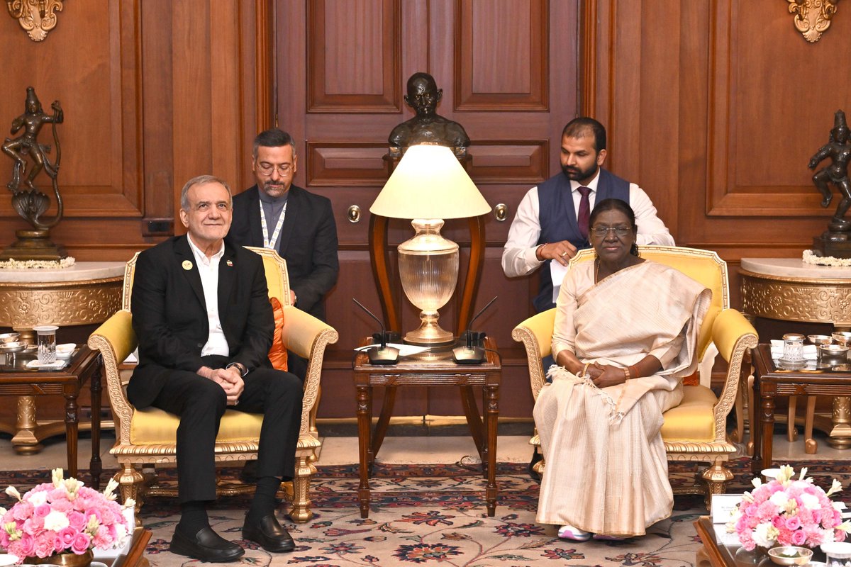 rashtrapatibhvn's tweet photo. President of the Islamic Republic of Iran Dr. Masoud Pezeshkian met President Droupadi Murmu at Rashtrapati Bhavan.
The two leaders discussed the long-standing bonds of friendship between Iran and India, including our strong cultural and people-to-people ties. The President reiterated India's commitment to the pursuit of enduring peace through dialogue and diplomacy.