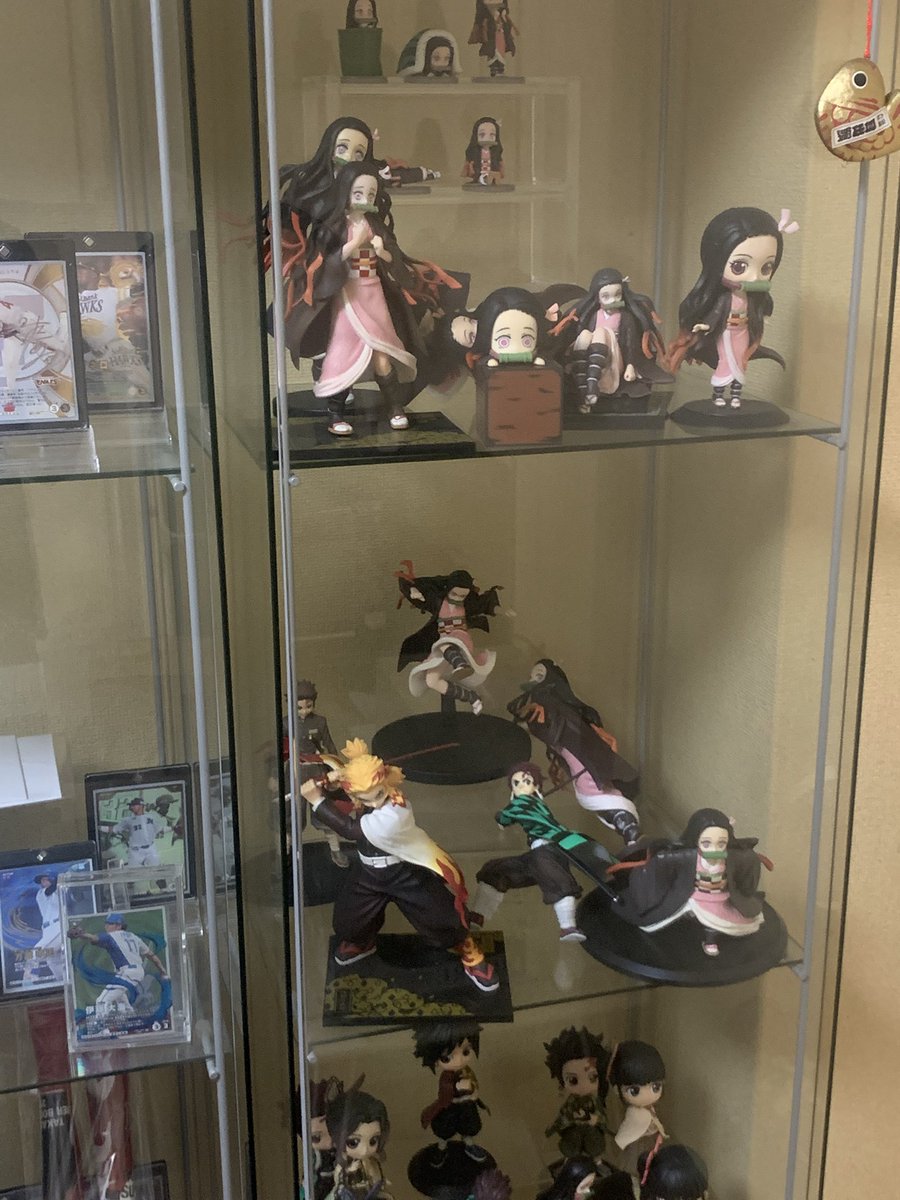 pusanonsuto's tweet photo. 鬼滅昔集めてたけど野球グッズ増えすぎ飾れなくなったからケースあけたい😭
捨てるのは勿体無いし売るっても数100円レベルでの買い取りになるだろうから貰って欲しい。
基本使ってない部屋で無臭だと思う
フィギュア達全て手袋はめて飾ってるから指紋すらついてないはず https://t.co/RdVOwDu6eh