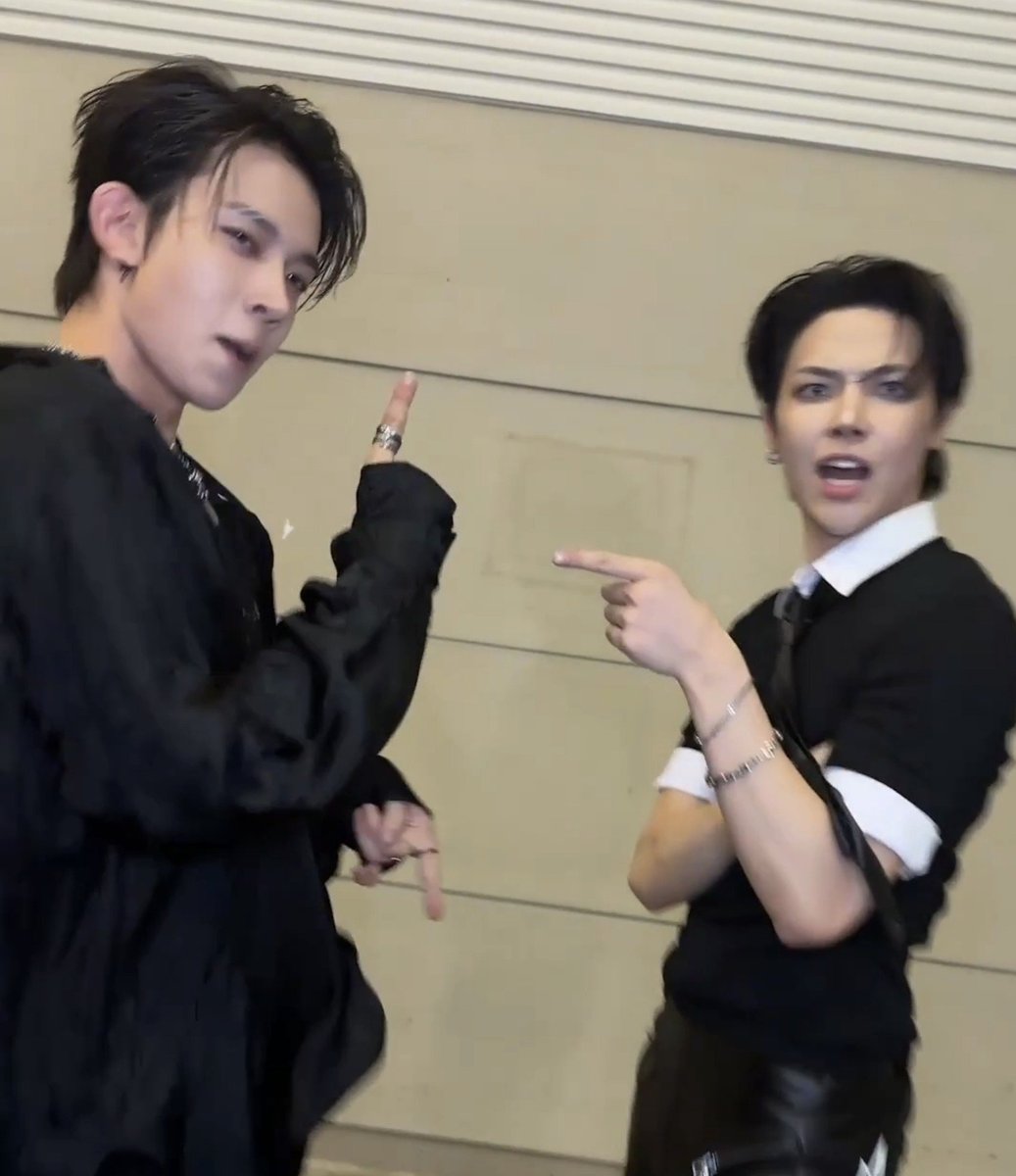 cuddlyheeseung's tweet photo. i love them 😭🖤 https://t.co/Yu0g1XTjiF