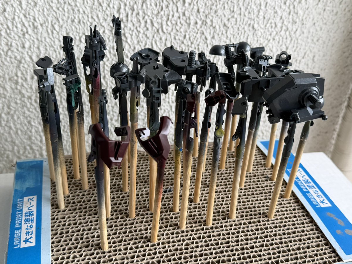 fujimonchang's tweet photo. 天気が良くないですが、ベランダ塗装！
Gジェネのメッサーみたいな色の濃さが好きなので、赤いパーツはタミヤカラーの「マイカレッド」で塗装しています。 https://t.co/jLntdWI0Yk