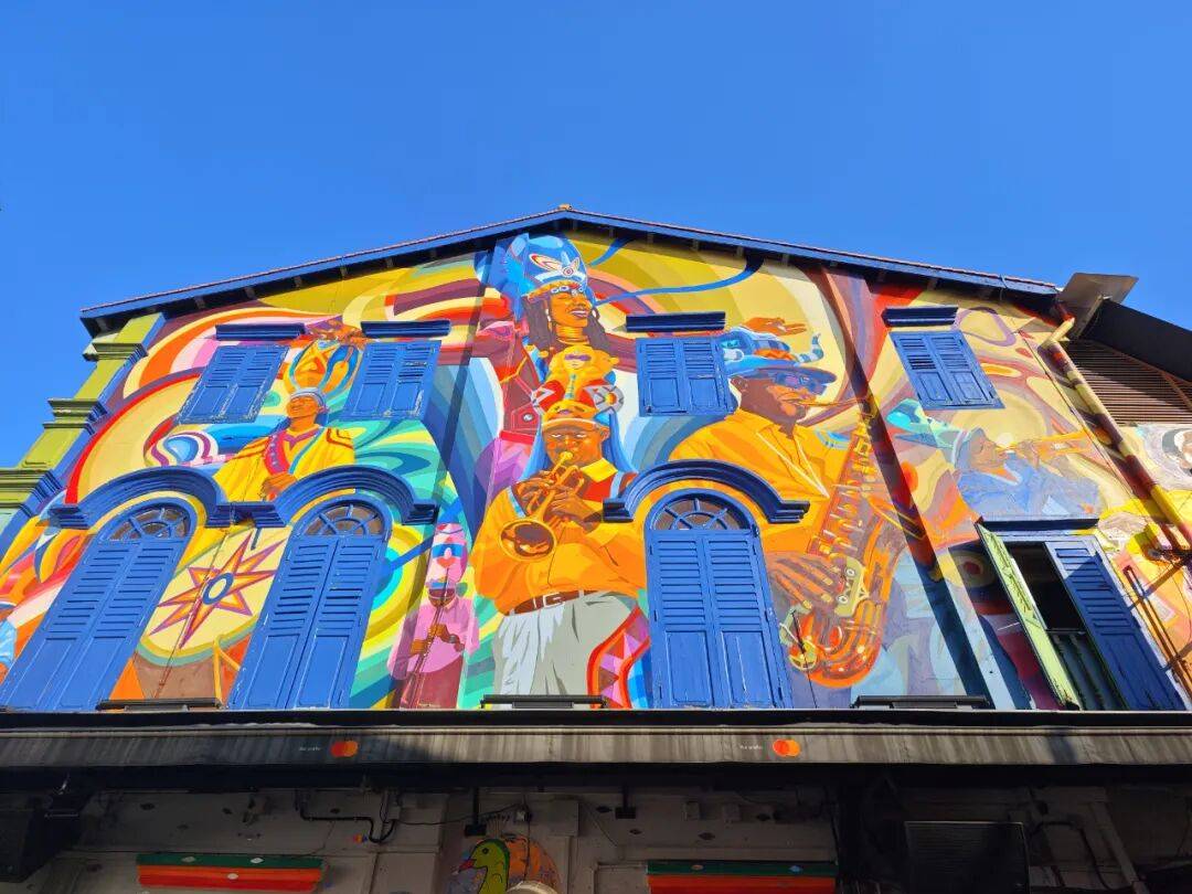 HeeDitommaso's tweet photo. Callejón con luz cálida y graffiti colorido, el ritmo tranquilo del atardecer se respira aquí. https://t.co/XeXNLfulQ0