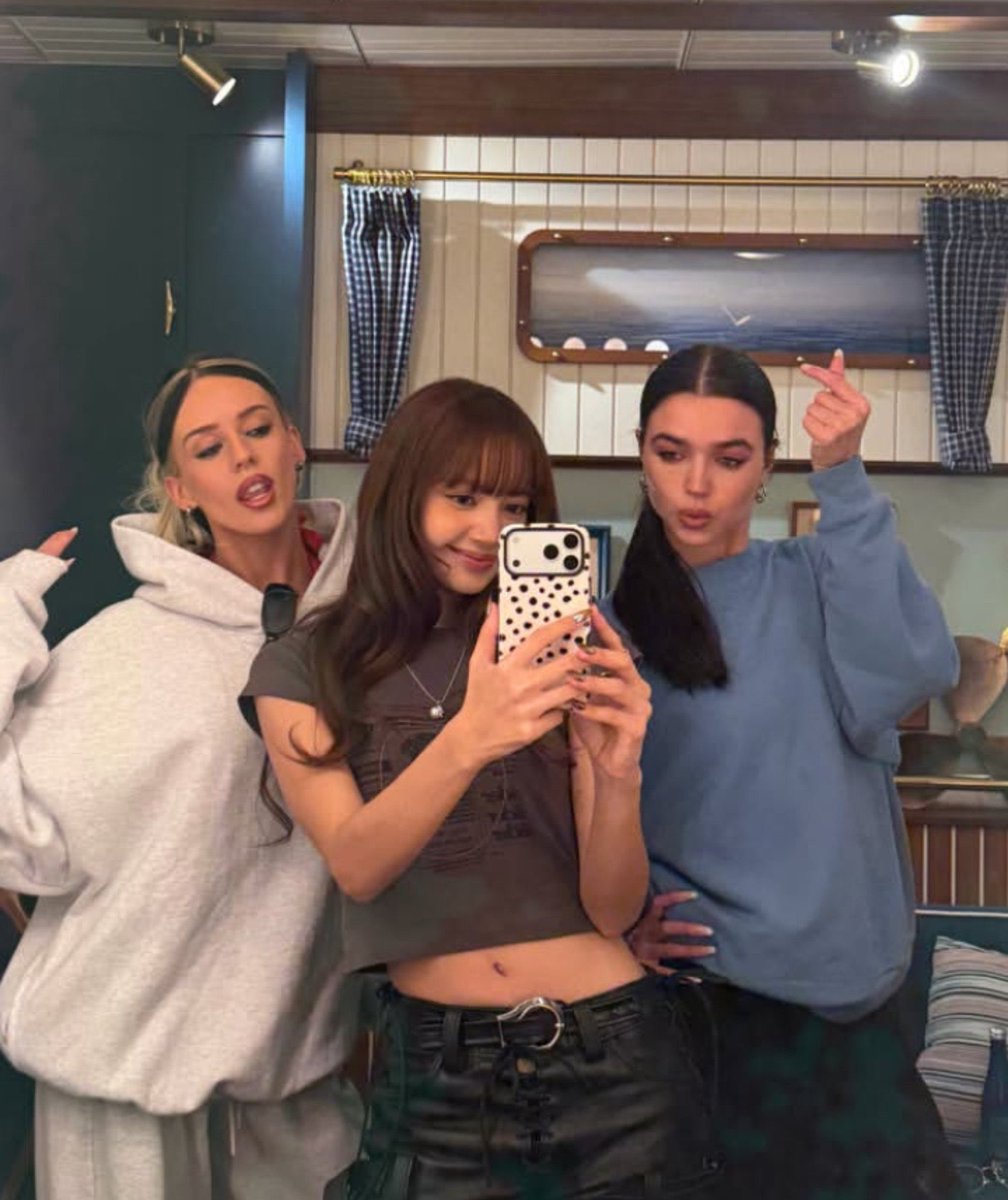 LisainArabic's tweet photo. تحديث Brookeandjess في حسابهم عبر الأنستغرام برفقة ليسا 📲

#LLOUD #LALISA #LISA https://t.co/QCVqlZEZDD