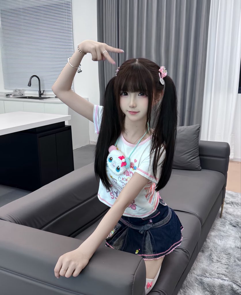 carolyn20ax6's tweet photo. 心情不好想发泄一下，刚有点毛毛了

有人想锐评一下我自己13岁的福吗？  

赶紧看，不要🚪我要删了❤️ https://t.co/zXhQAgYGH8
