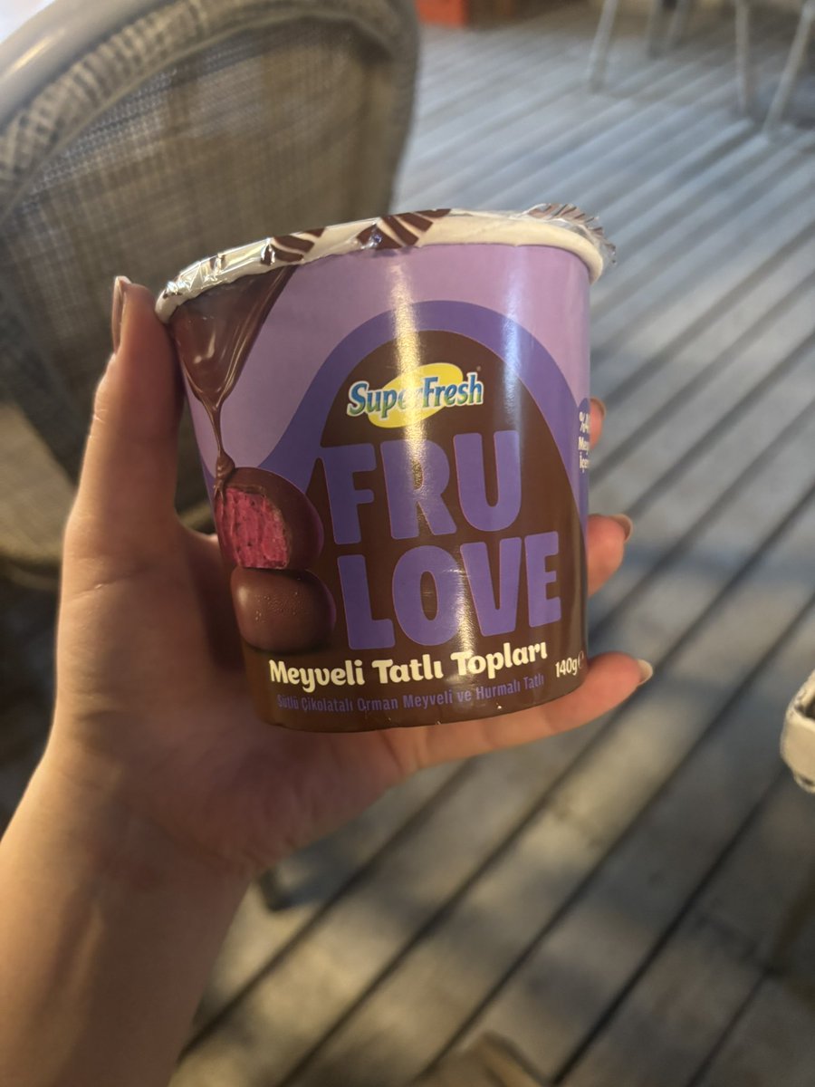 smokinlikedi's tweet photo. Dün sağdakini bulmak için 3 market gezdim en son Migros’ta OHA Bİ TANE KALMIŞ HEM DE SAKLAMIŞLAR BAŞKA DOLABA diye çok heyecanlanarak soldakini aldım https://t.co/DFTZEhKijk