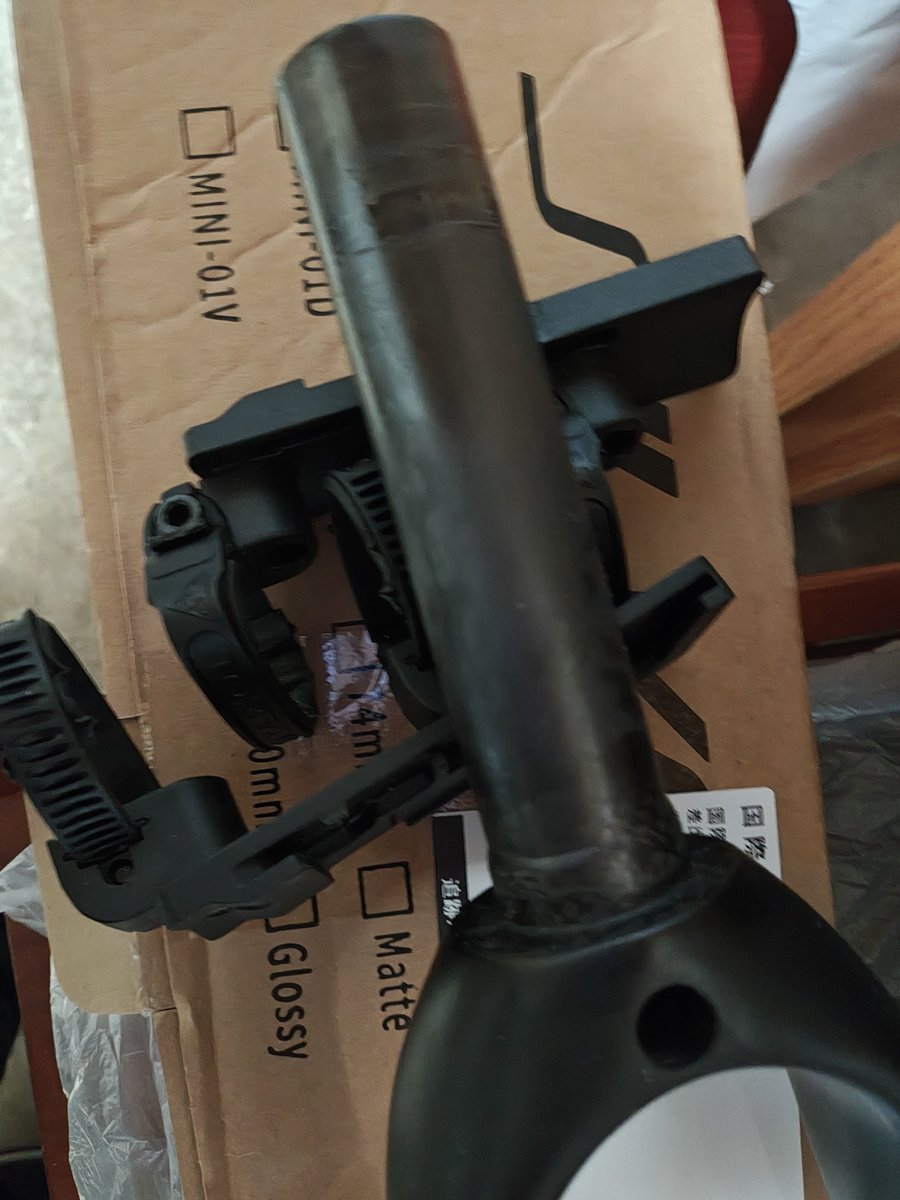 GAINOVER's tweet photo. 前のカーボンフォークを抜いてプレッシャーアンカー取り出し。
割りの入ったクラウンレースは取り外すのが楽で良い。
本日はここまで。

LINK君のコラム長は130mm。
ここ重要。テストに出まーす(笑

#tern #LINK_B8 https://t.co/RXVhVD8zd8