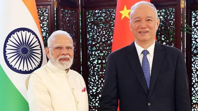 JasJjourno's tweet photo. Cai Qi, #China’s No. 2 is in #India wid #XiJinping 
Among top-7 powrful leadrs &amp; most influential aftr Xi
Heads CCP's Genral Office,manages work of top leadrship: meetings, docs &amp; schedules
Called Xi’s de facto Chief of Staff
His presence signals Beijing’s high stakes in #BRICS https://t.co/36Pk5wPkjz
