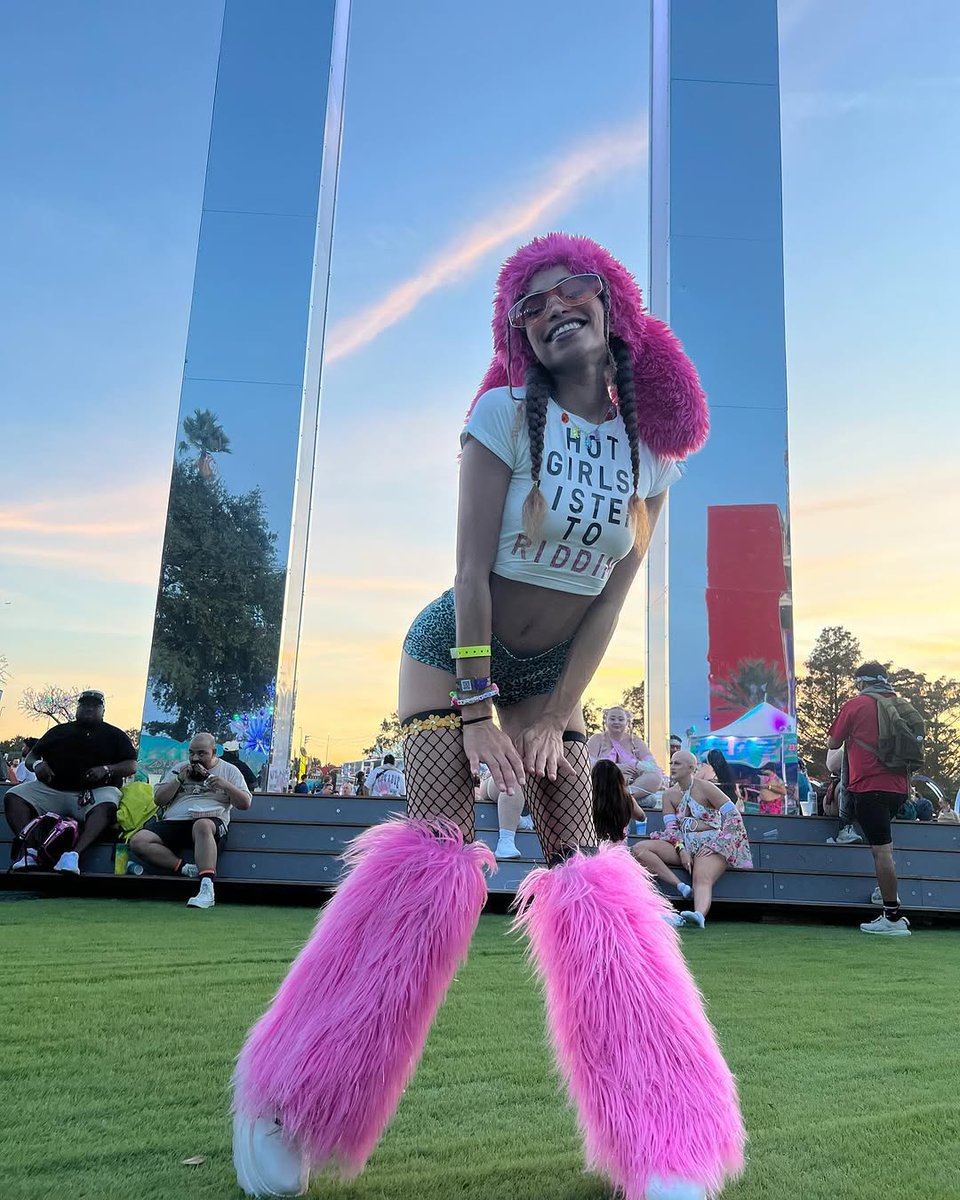 itscecilialvlos's tweet photo. DAY 111✨ My first EDC was INCREDIBLE! 🤯 I was entranced by the lights and beautiful people. I really enjoyed all the colorful characters and areas for photo ops! Thank you  for the ELECTRIC DAISY experience! ⚡️🌼
I was so inspired by  funky, &amp; sparkli... https://t.co/x3F6fImX1D