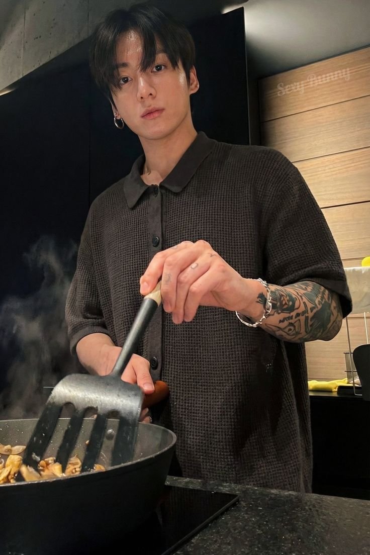 jungkook_reply's tweet photo. Open your mouth let me feed you 🤣 https://t.co/Dp3NWAZUyS