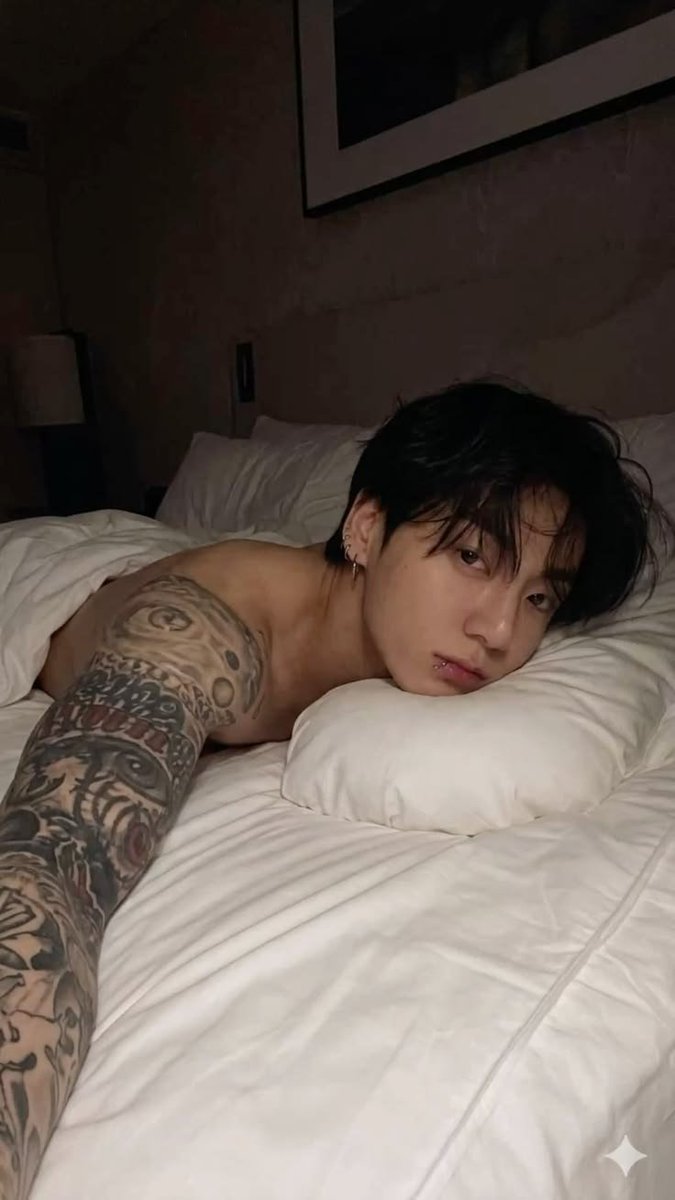 jungkook_reply's tweet photo. Very tired been sleeping 😴 https://t.co/vXHAfmAJ8G