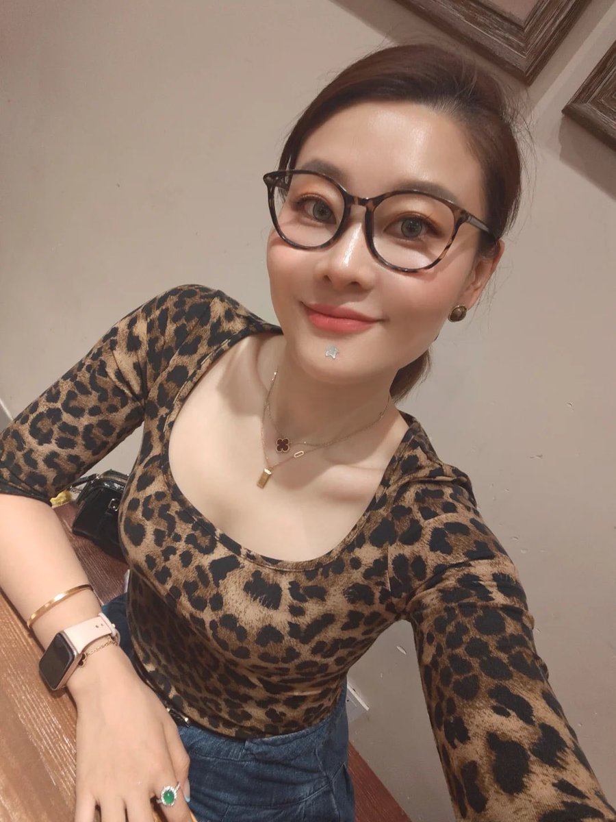 EugeneNelsdryl's tweet photo. 岁月没有带走我的韵味  反而沉淀出了我成熟女人独有的从容与妩媚   这样的美  不只是漂亮   更像一杯慢慢品的茶  越看越有味道啊 #少妇 #成熟女人 #韵味 #气质 https://t.co/SAFisktyB9
