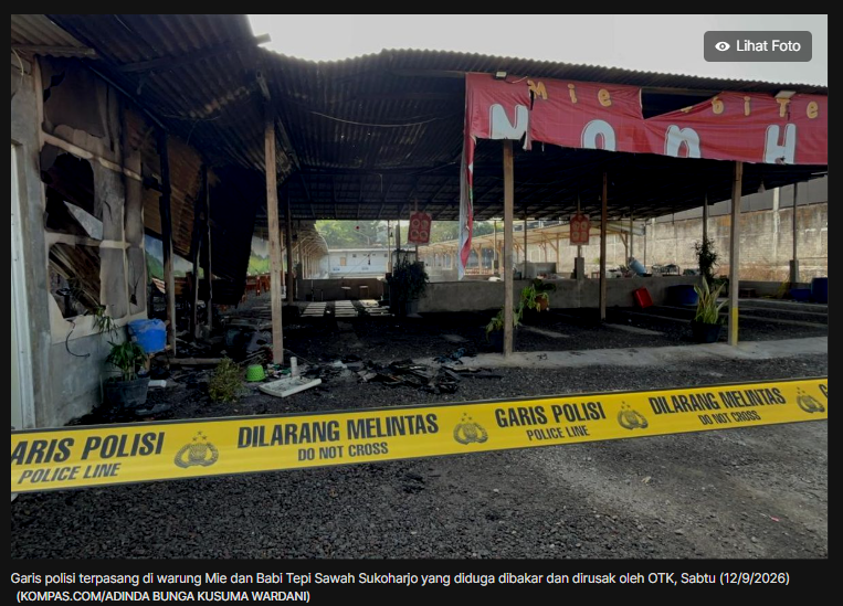 Mongsokepungkur's tweet photo. Kalian masih ingat kasus warung mie babi yang ada di Sukoharjo ini? 
Warung ini tadi pagi sekitaran subuh di bakar oleh OTK.
Dari info yang saya kumpulkan, beberapa barang habis terbakar seperti peralatan masak, motor dan piano. Karyawan yang menjaga tempat tersebut dikabarkan juga di sekap dan ditodong dengan senjata tajam. 
Bagaimana peran aparat untuk menangani kasus ini, kita tunggu saja.
