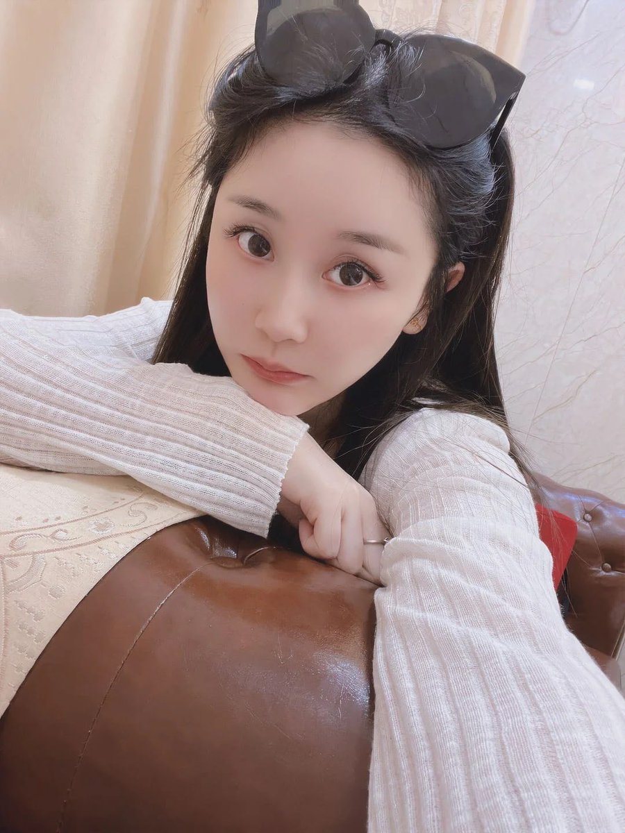 RoseClarkpsfq's tweet photo. 岁月没有带走我的韵味  反而沉淀出了我成熟女人独有的从容与妩媚   这样的美  不只是漂亮   更像一杯慢慢品的茶  越看越有味道哦 #少妇 #成熟女人 #韵味 #气质 https://t.co/ISORnUSl4a