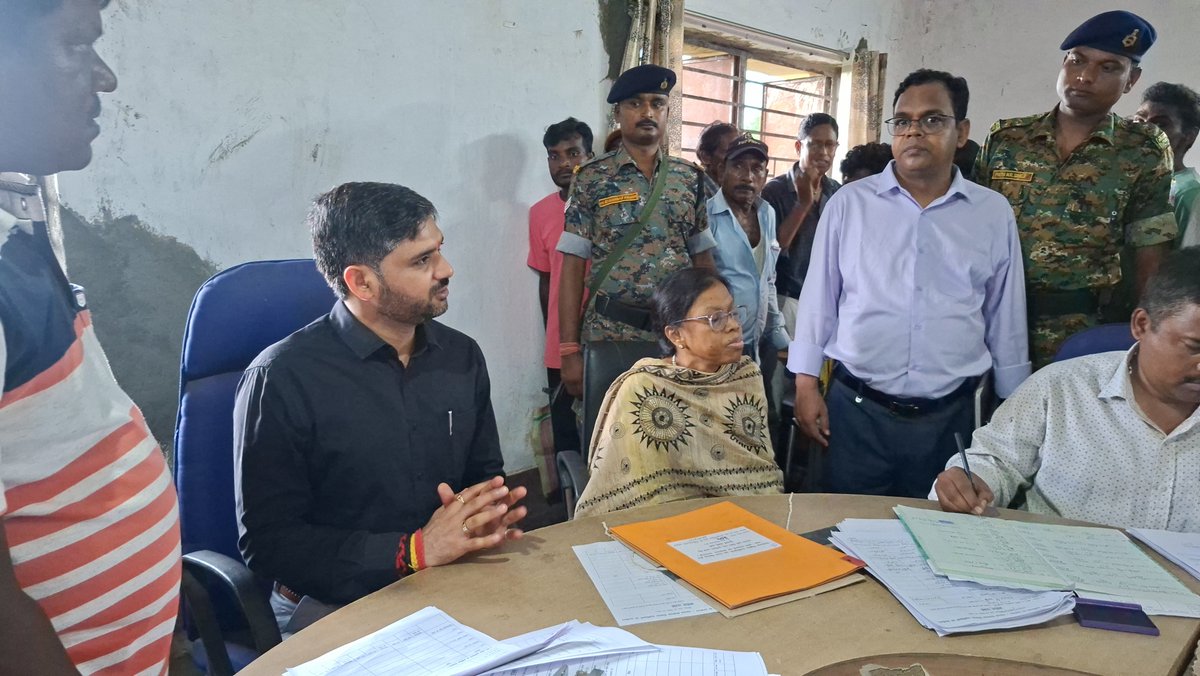 dcjamtara's tweet photo. मतदाता सूची के विशेष गहन पुनरीक्षण कार्य्रकम के तहत आज जिले के 08 नाला विधानसभा निर्वाचन क्षेत्र अंतर्गत नाला प्रखंड के श्रीपुर एवं नाला पंचायत भवन में चल रहे No Mapping & Anomalies की सुनवाई प्रक्रिया का जायज़ा लिया। नोटिस प्राप्त मतदाताओं को मान्य दस्तावेज के साथ सुनवाई में भाग लेने, नए मतदाता के प्रपत्र 6 संग्रहण एवं किसी भी पात्र भारतीय मतदाता का नाम नहीं छुटे, इस हेतु संबंधित अधिकारियों को आवश्यक दिशा निर्देश दिया। 
#SIR2026
#JAMTARASIR
@ceojharkhand 
@ECISVEEP 
@AlokDubeyIAS 
@Deo_Jamtara