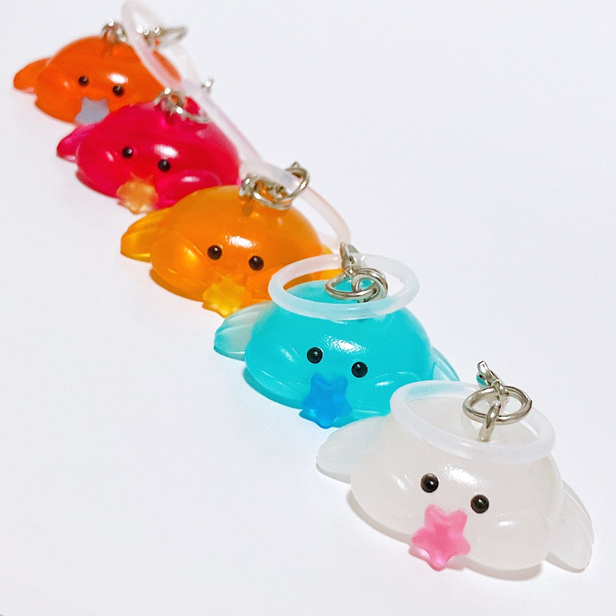 usani_san's tweet photo. 【プライズ🦀】

#星みせびらかしカニ のめじるしチャームがプライズでも登場🦀🌟
カプセルトイでおなじみのあかのｶﾆが　色ちがいたちを連れてきたみたいですよ

そろそろアミューズメント施設でみせびらかしはじめているようです（メーカー出荷済）
ぜひ　探してみてね https://t.co/YuRYGIfRbT