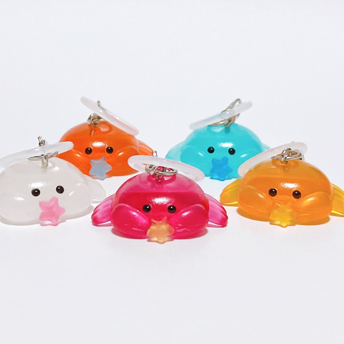 usani_san's tweet photo. 【プライズ🦀】

#星みせびらかしカニ のめじるしチャームがプライズでも登場🦀🌟
カプセルトイでおなじみのあかのｶﾆが　色ちがいたちを連れてきたみたいですよ

そろそろアミューズメント施設でみせびらかしはじめているようです（メーカー出荷済）
ぜひ　探してみてね https://t.co/YuRYGIfRbT