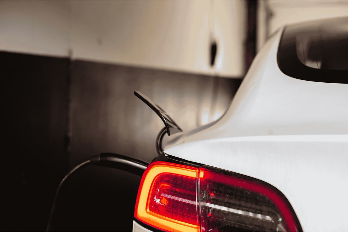 samshahbokhari's tweet photo. 29% of new cars sold globally this year are expected to be electric, up from 4% in 2020. As fuel prices rise, running costs are becoming a bigger reason to switch. For some drivers, that could be the tipping point: https://t.co/XCQ8Fnotj3 https://t.co/fIhFdzyQBu