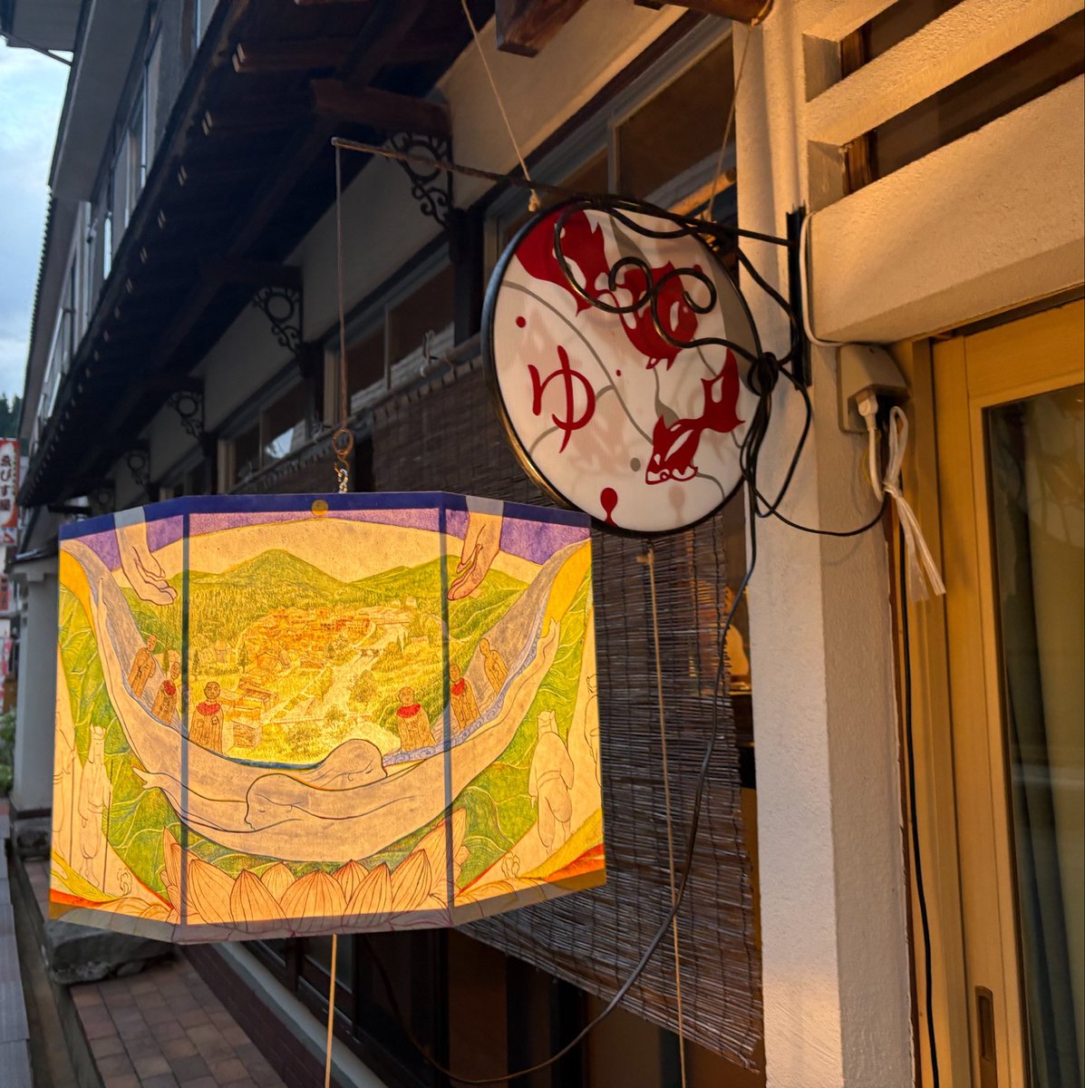 kotobukisoba's tweet photo. 本日より「ひじおりの灯」新作灯籠の展示が始まりました！新作の12基はどれも素敵です！温泉街の灯籠を辿りながらゆっくりお楽しみください。 #ひじおりの灯 #肘折温泉 https://t.co/TVft2nBXem