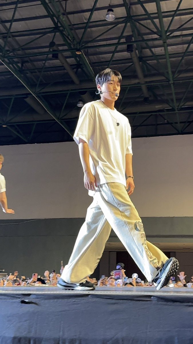 dombe_dombe's tweet photo. 쨈민이걸음걸이뭐임? https://t.co/ZBijuBr57M