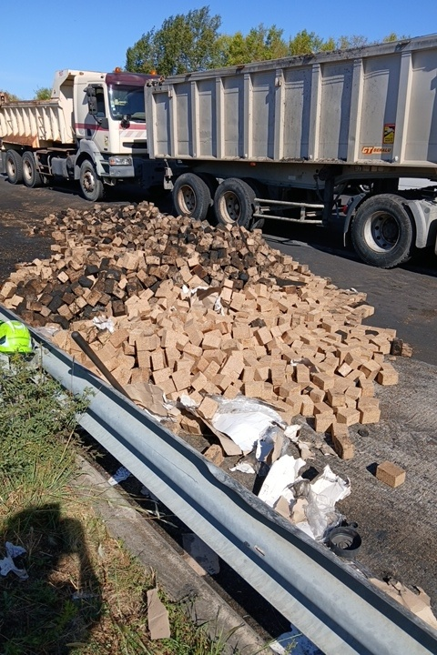 A61Trafic's tweet photo. 11h15 : sur #A61 en direction de Narbonne après n°22 Bram, temps de parcours allongé d'environ 30min L'évacuation du chargement se poursuit. ➡️ Sortie conseillée et entrée déconseillée n°22 Bram #InfoTrafic https://t.co/GuiEvKa8bw