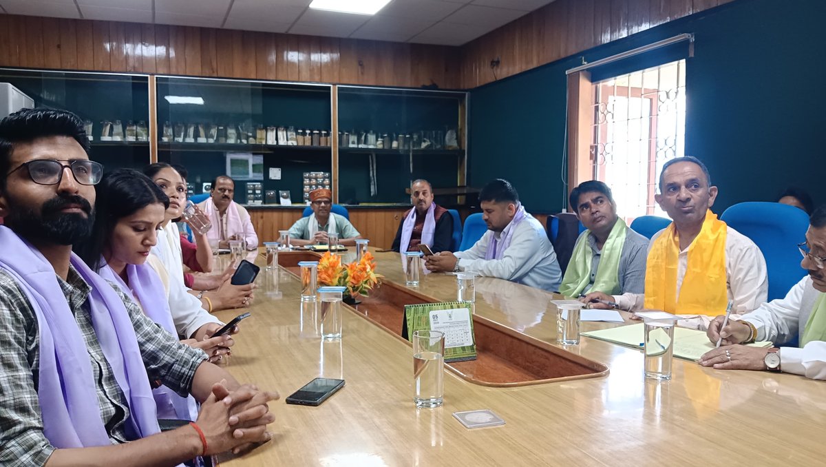 PIBShimla's tweet photo. #PIBShimla के सौजन्य से हिमाचल से सिक्किम की यात्रा पर आए मीडिया दल ने आज पहले दिन गंगटोक में ICAR, tadong का दौरा किया। यहां वरिष्ठ वैज्ञानिक और केंद्र के प्रमुख डॉ अशोक कुमार ने मीडिया कर्मियों को सिक्किम के आर्गनिक स्टेट बनने और इस दिशा में उठाए जा रहे कदमों की जानकारी दी। https://t.co/EeNU7NBBA2