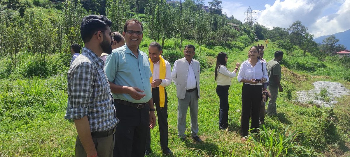 PIBShimla's tweet photo. #PIBShimla के सौजन्य से हिमाचल से सिक्किम की यात्रा पर आए मीडिया दल ने आज पहले दिन गंगटोक में ICAR, tadong का दौरा किया। यहां वरिष्ठ वैज्ञानिक और केंद्र के प्रमुख डॉ अशोक कुमार ने मीडिया कर्मियों को सिक्किम के आर्गनिक स्टेट बनने और इस दिशा में उठाए जा रहे कदमों की जानकारी दी। https://t.co/EeNU7NBBA2