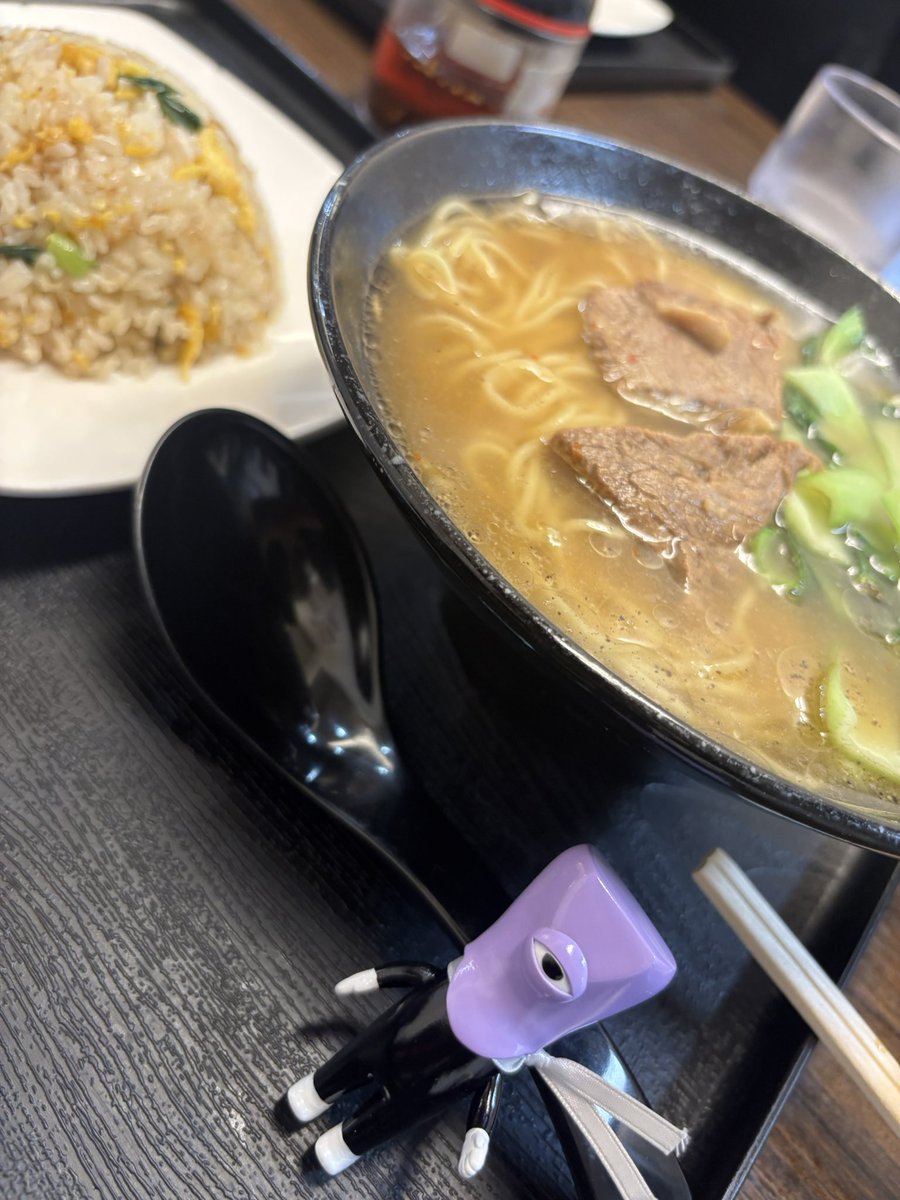 doro0526's tweet photo. 今日は地元ぶらぶらDAY👁️
奈良に来た時はぜひ食べてほしい木子梨食堂さんの牛肉ラーメン❗️油に弱いおじさんの胃にも優しいラーメン😋
#しももく https://t.co/htIzqQyVrm