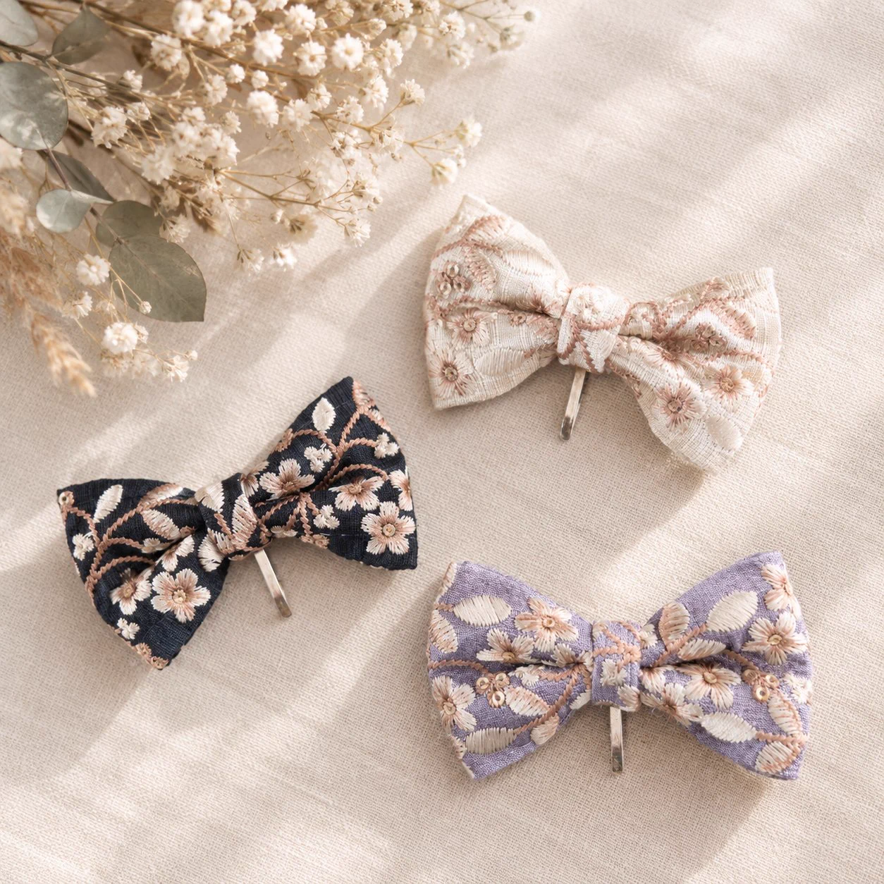 no.81 刺繍リボンとボタンカボションの華やかポニーフック2点セット✩.*˚ SORA🐰🐰 on X: 
