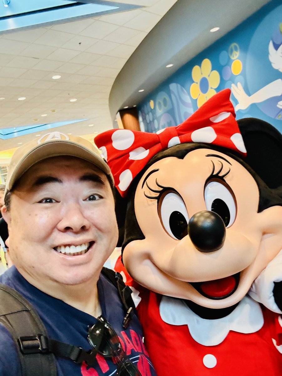 tsukajimuga's tweet photo. ２日目
さぁ行こう！ディズニー・ワールド
4つのパーク　まずは
#エプコット
…に向かおうとホテルのフロントに行くと…
なんと…ミッキー！ミニー！が現れた！
予想外！なんて奇跡！
パーク内じゃ写真撮るのも行列だったりするみたいで！ https://t.co/Xa1DA3Ubik