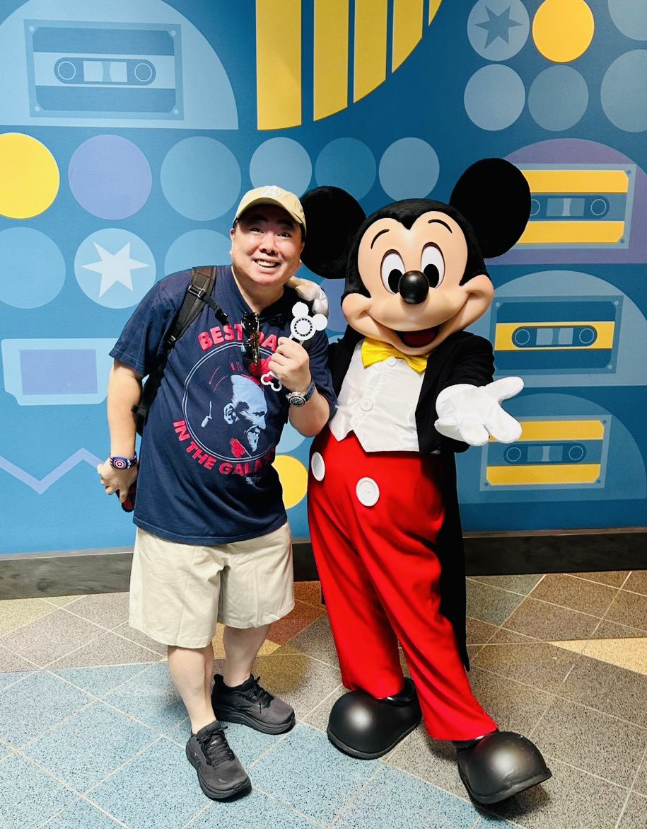 tsukajimuga's tweet photo. ２日目
さぁ行こう！ディズニー・ワールド
4つのパーク　まずは
#エプコット
…に向かおうとホテルのフロントに行くと…
なんと…ミッキー！ミニー！が現れた！
予想外！なんて奇跡！
パーク内じゃ写真撮るのも行列だったりするみたいで！ https://t.co/Xa1DA3Ubik