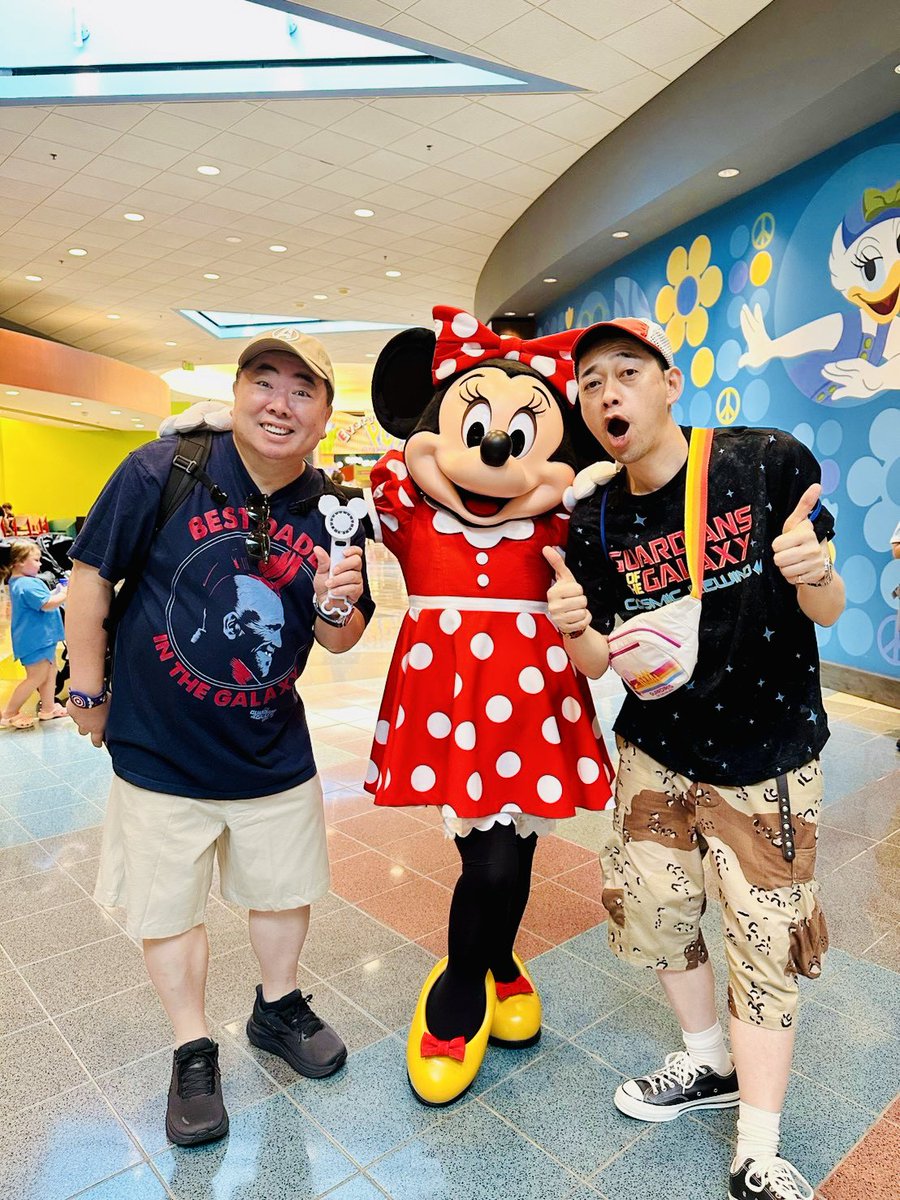 tsukajimuga's tweet photo. ２日目
さぁ行こう！ディズニー・ワールド
4つのパーク　まずは
#エプコット
…に向かおうとホテルのフロントに行くと…
なんと…ミッキー！ミニー！が現れた！
予想外！なんて奇跡！
パーク内じゃ写真撮るのも行列だったりするみたいで！ https://t.co/Xa1DA3Ubik