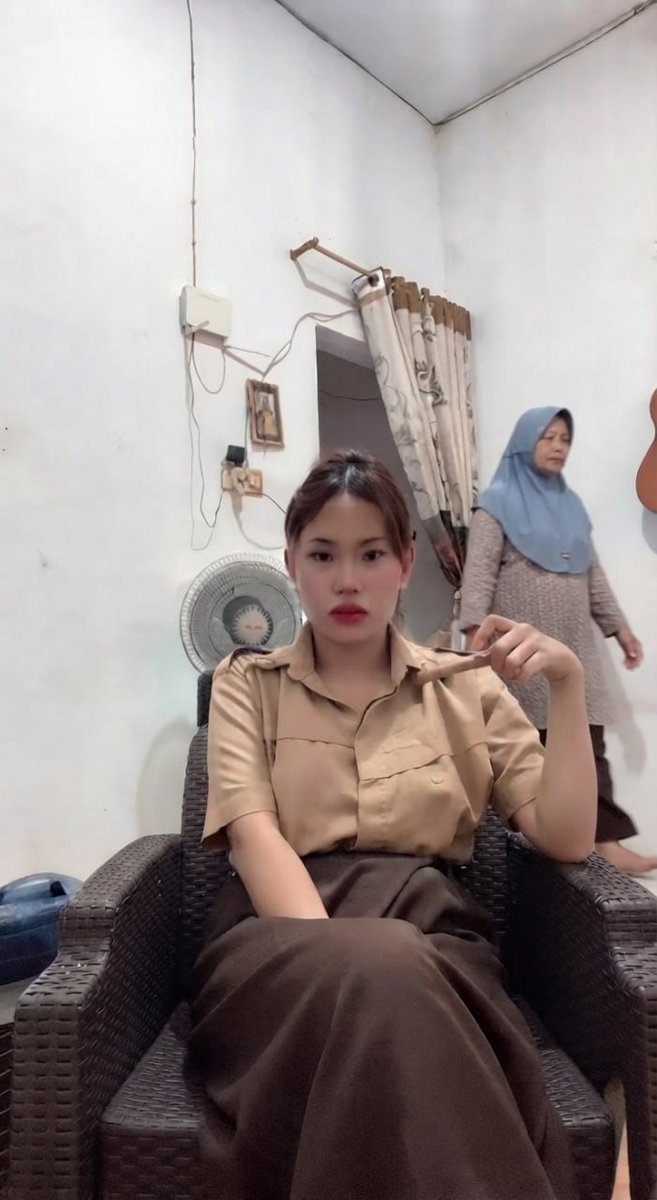 cfherishs's tweet photo. Emaknya lewat bodo amat 
https://t.co/Hns5p9Udbj https://t.co/Cv93cchljV