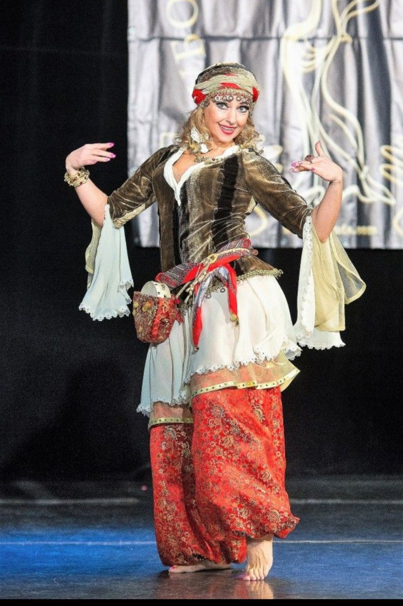 aslichin_'s tweet photo. 19th century belly dancing clothing was appropriation of indian clothing done by a white woman called mata hari.

The real belly dancing clothing was always different. This is the example of western orientalism and racism, where indian clothing was stolen for middle east.

Chinese are racist who use orientalism of 19th century to appropriate other cultures. what rights do chinese have to wear this clothing.

This is real belly dancing clothing recorded.