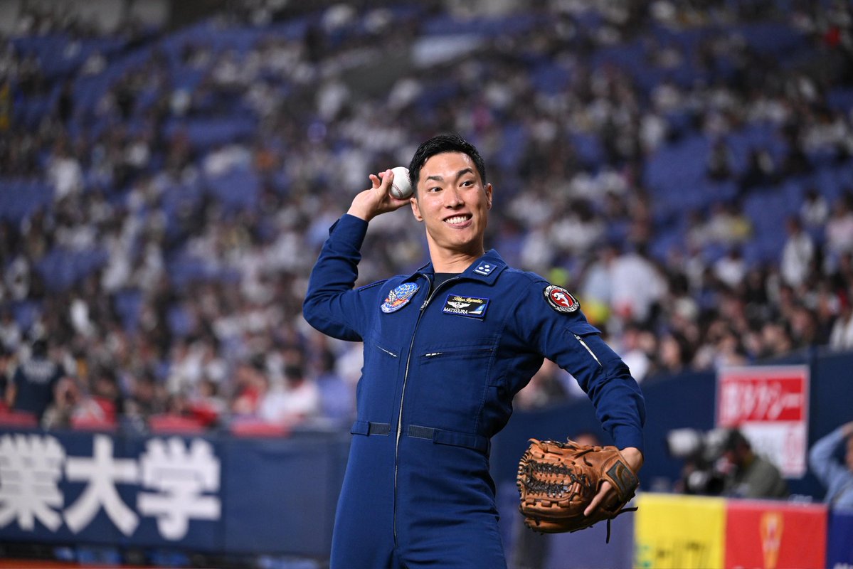 JASDF_PA's tweet photo. ⚾️いざ、マウンドへ！
#ブルーインパルス の松浦１尉、#オリックス・バファローズ の始球式に登板しました✈️
大観衆の #京セラドーム大阪 で、無事に投球を終えました👏
貴重な機会をいただき、ありがとうございました！
これからもブルーインパルスは、皆さまに夢と感動をお届けします✨
#航空自衛隊 https://t.co/5tZZuWaHQS