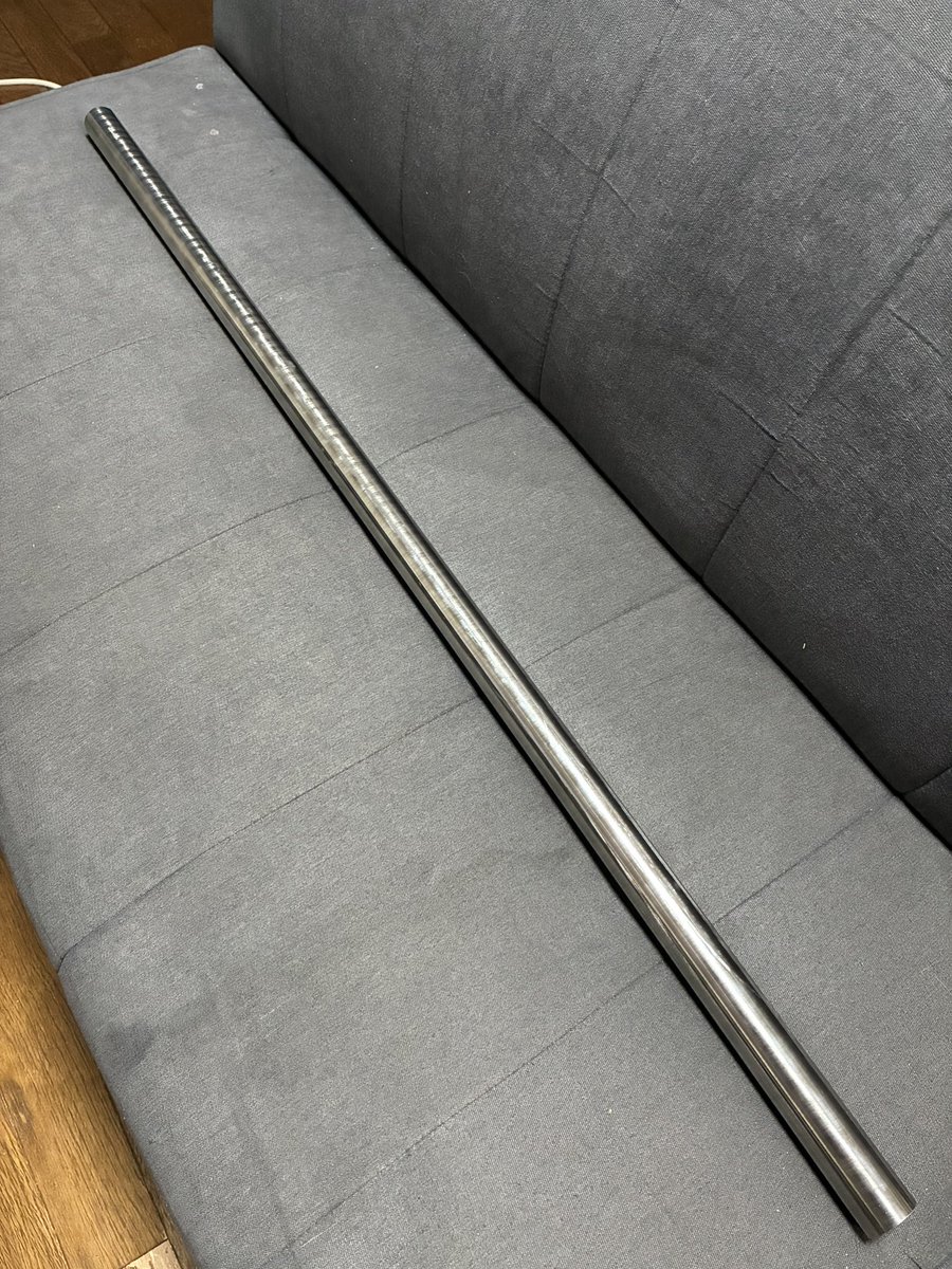 Sinty2235's tweet photo. ステンレス棒　届いた

スペック↓
全長 : 1000mm
直径 : 30mm
材質 : SUS304
重量 : 5.6kg

感想 : 木刀を構えるみたいにして端から25cmくらいの部分で持って構えるとめちゃくちゃ重い

大満足ですわ！ https://t.co/kwWFN3ui5r