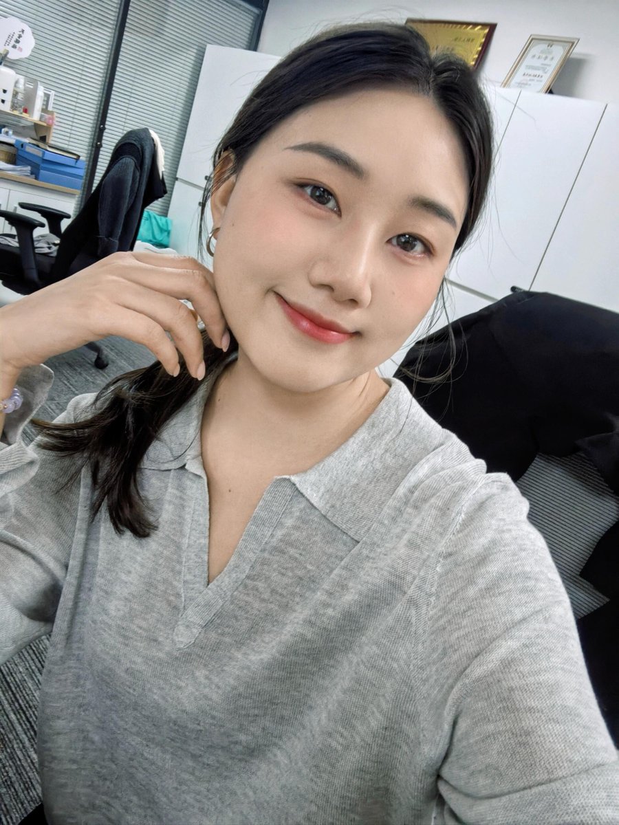 queen___kajal's tweet photo. 不知道发什么  不会玩X 也不会约？也没有人教我？有点可悲 https://t.co/bvUH27SNCX