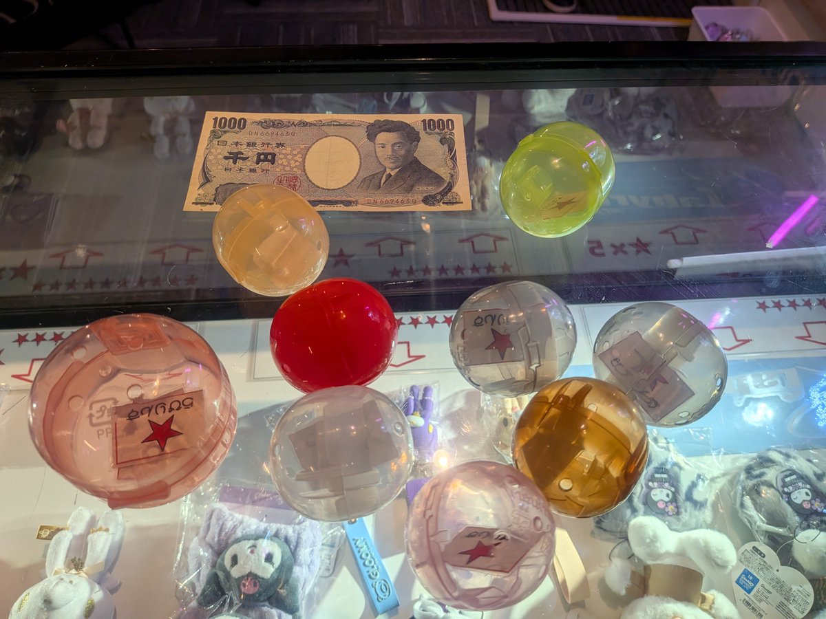 labyrinth5151mn's tweet photo. １０００円で１８★をゲットするツワモノが現れた！！

ですが簡単設定を変更はしません！

うちの非売品ステッカーと景品をGETされました！ https://t.co/SqeTVMqwZi