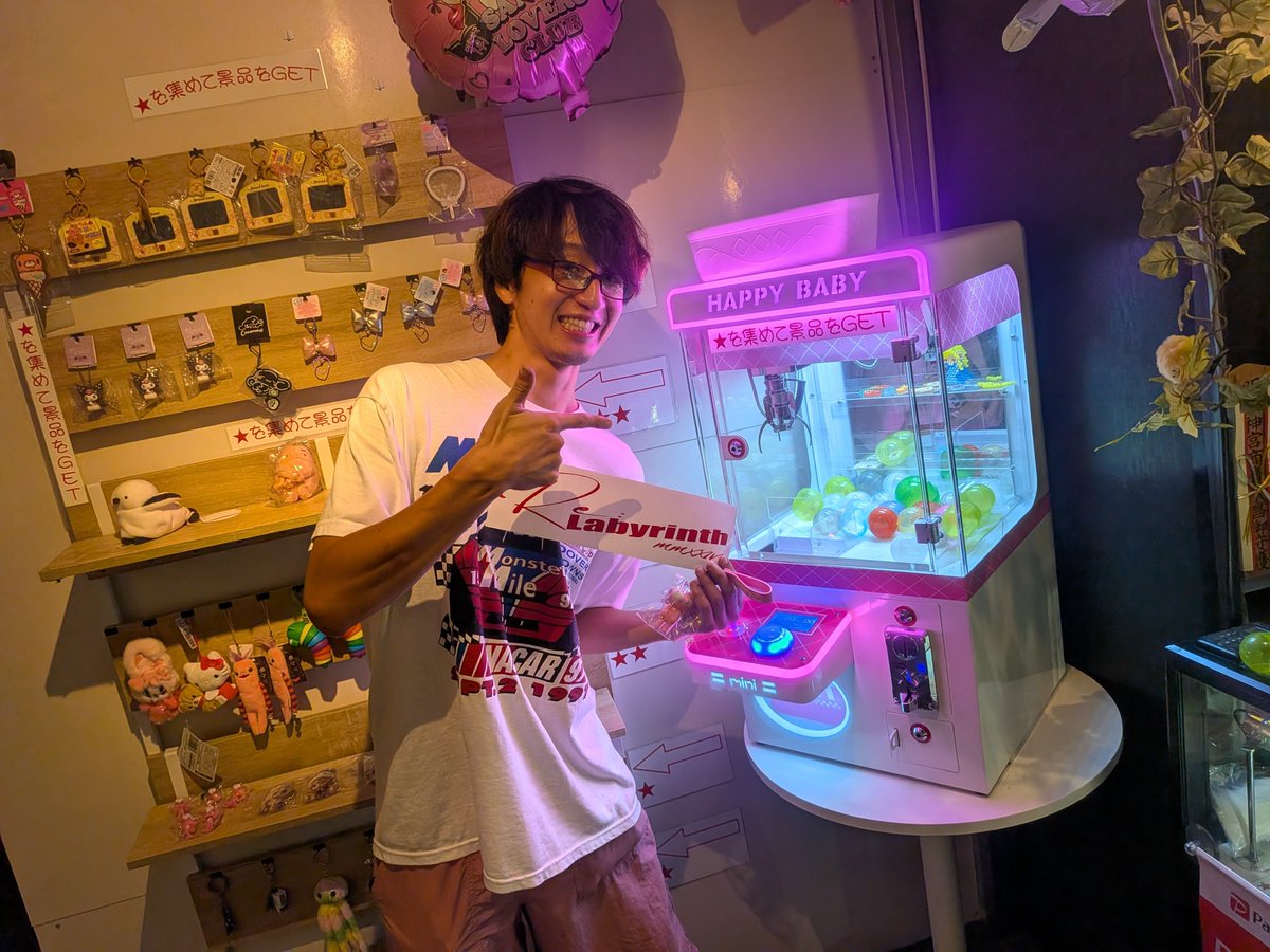 labyrinth5151mn's tweet photo. １０００円で１８★をゲットするツワモノが現れた！！

ですが簡単設定を変更はしません！

うちの非売品ステッカーと景品をGETされました！ https://t.co/SqeTVMqwZi